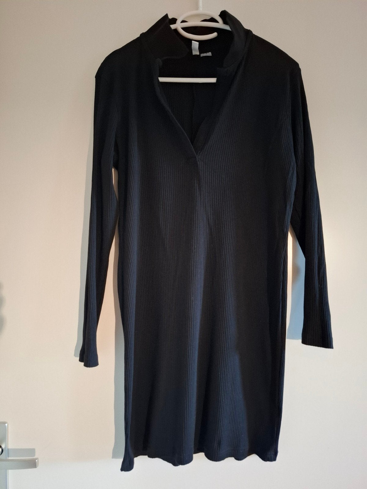 Zwart strak jurkje, lange trui met kraag, H&M, M, Kleding | Dames, Maat 38/40 (M), Zwart, H&M Divided, Ophalen of Verzenden