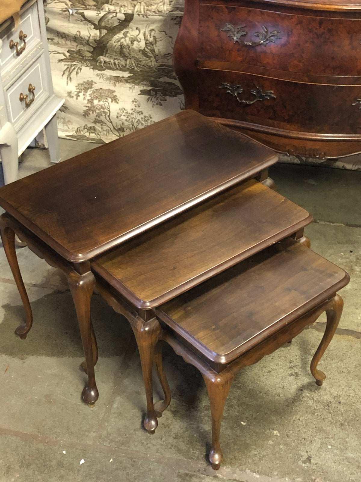 nestje van 3 bijzettafeltjes massief notenhout, 45 tot 60 cm, Gebruikt, Vintage klassiek barok landelijk brocante Queen Anne, Nvt