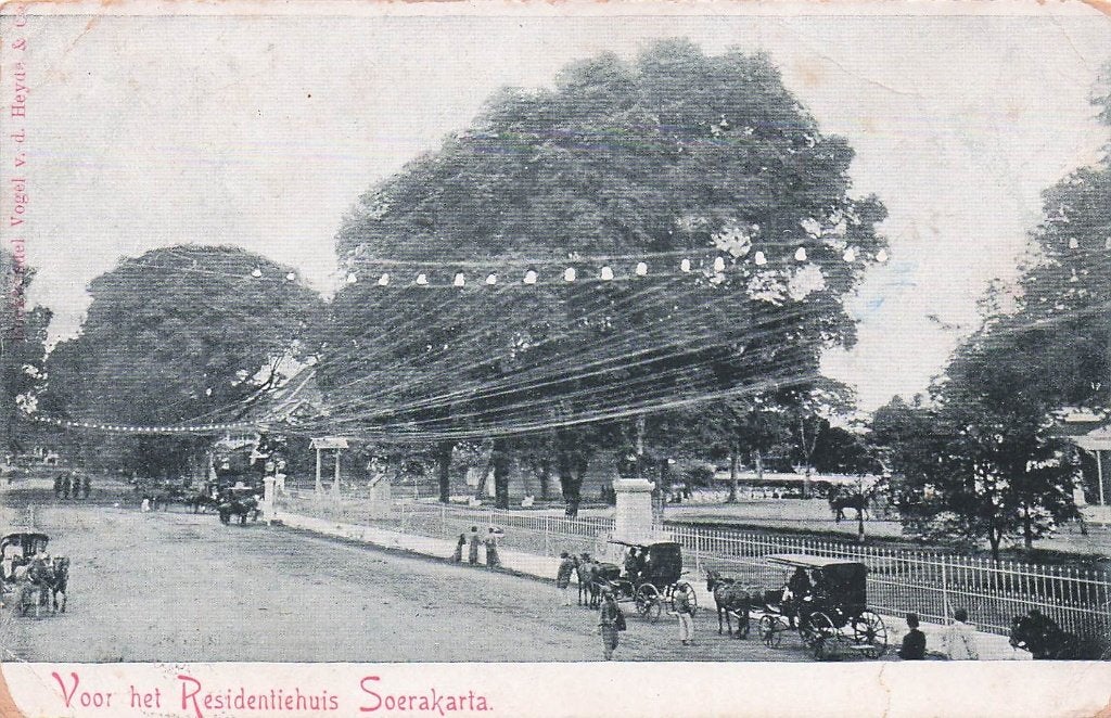 Nederlands Indië Soerakarta - Voor het Residentiehuis (1905), Ophalen of Verzenden, Voor 1920, Gelopen, Buiten Europa