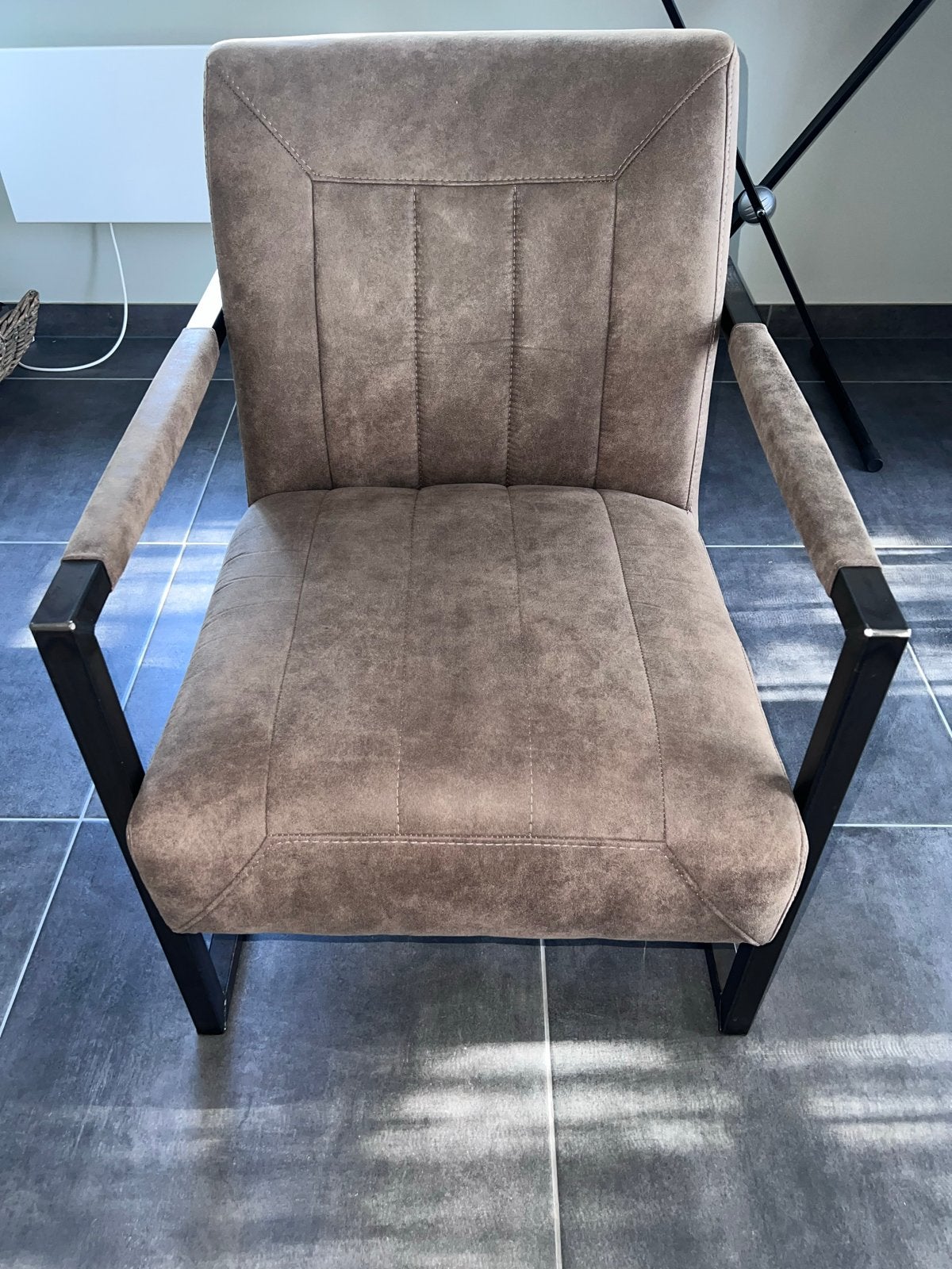 Taupe fauteuil met zwart metalen frame zo goed als nieuw, Huis en Inrichting, Ophalen, Bruin, Zo goed als nieuw, Metaal