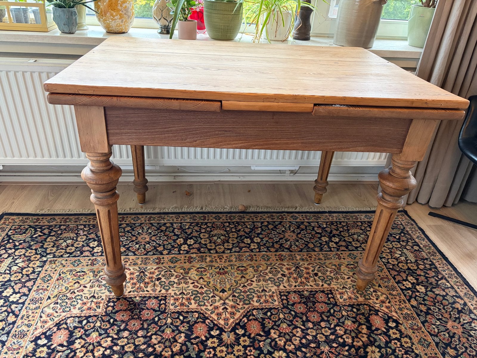 Antike uitschuifbare eettafel van massief hout