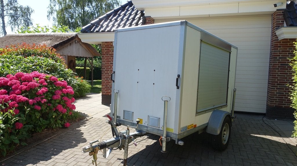 Saris Gesloten aanhangwagen met rolluik en achter en zijdeur
