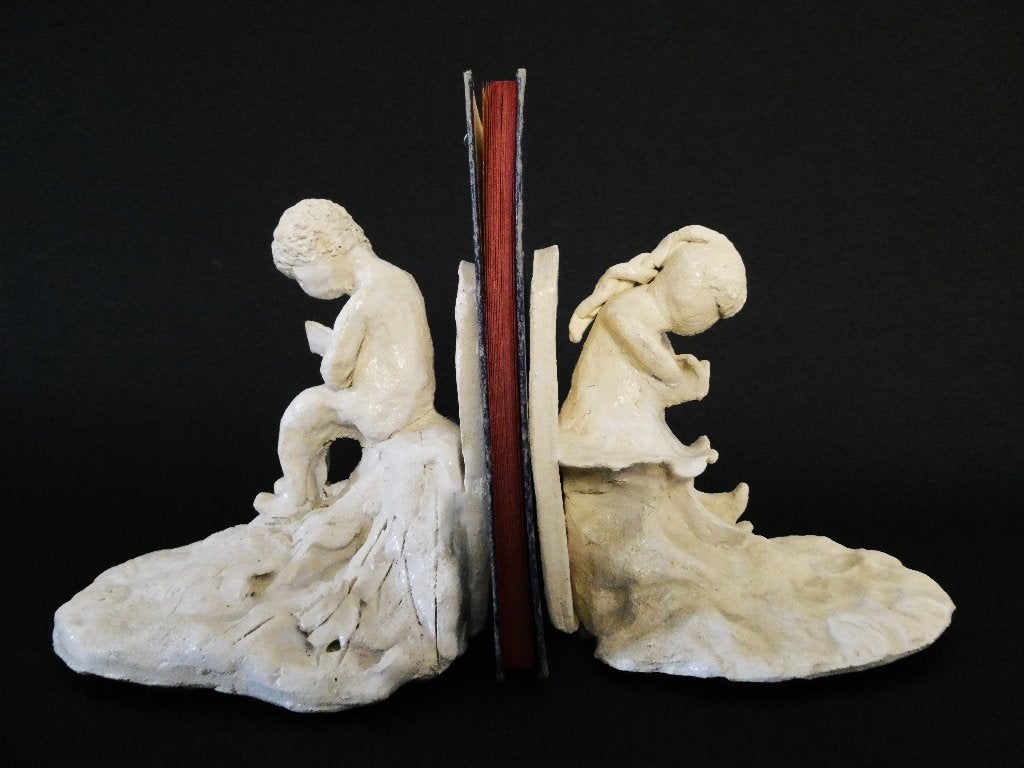 2 Boekensteunen van keramiek met kinderen die boek lezen, Ophalen of Verzenden