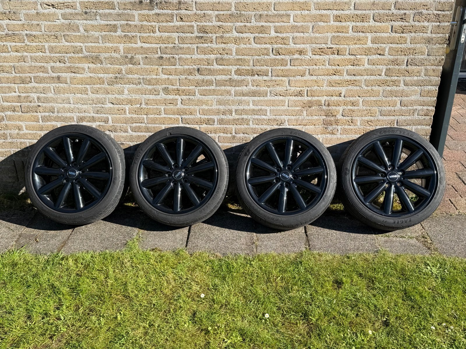 Mini Cosmos spoke 17 inch  | Goodyear zomerbanden, Auto-onderdelen, Ophalen, Gebruikt, Banden en Velgen, 17 inch