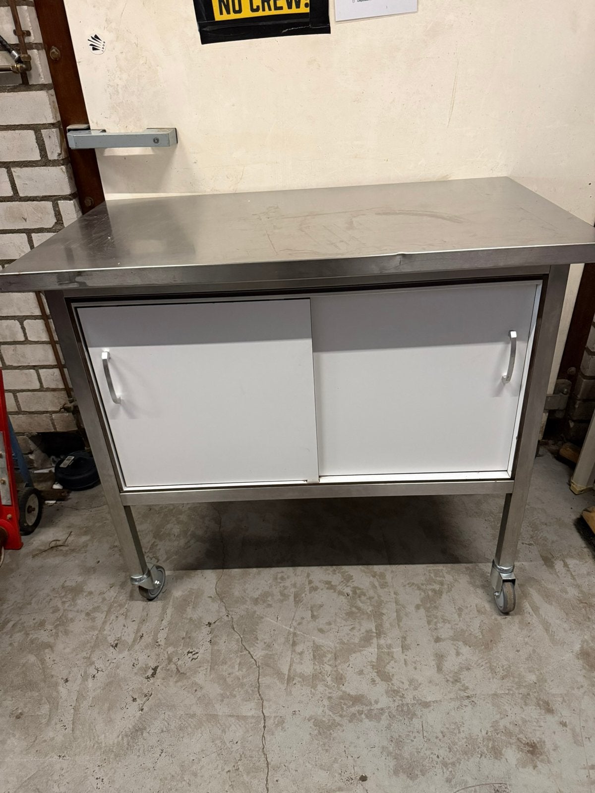 Mooie degelijke rvs werkbank met kast en nieuwe wielen, Ophalen, Zo goed als nieuw