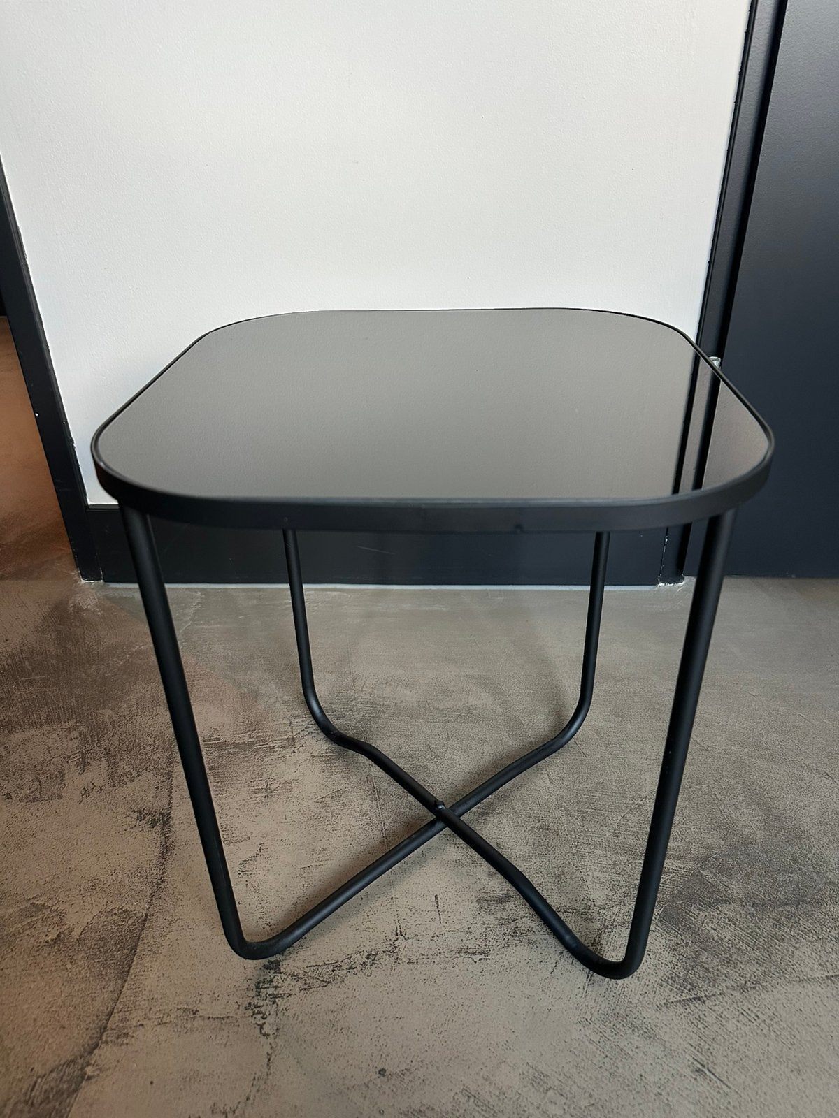 Mooi klein zwart bijzet tafeltje met zwarte glasplaat, Ophalen, Minder dan 45 cm, Minder dan 55 cm, Rond