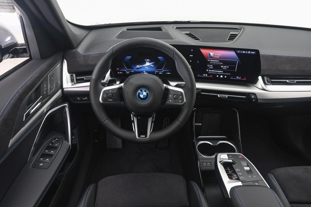BMW iX1 eDrive20 M Sport / Panoramadak / Trekhaak / Sportsto, Auto's, BMW, Zwart, Nieuw, SUV of Terreinwagen, Zilver of Grijs