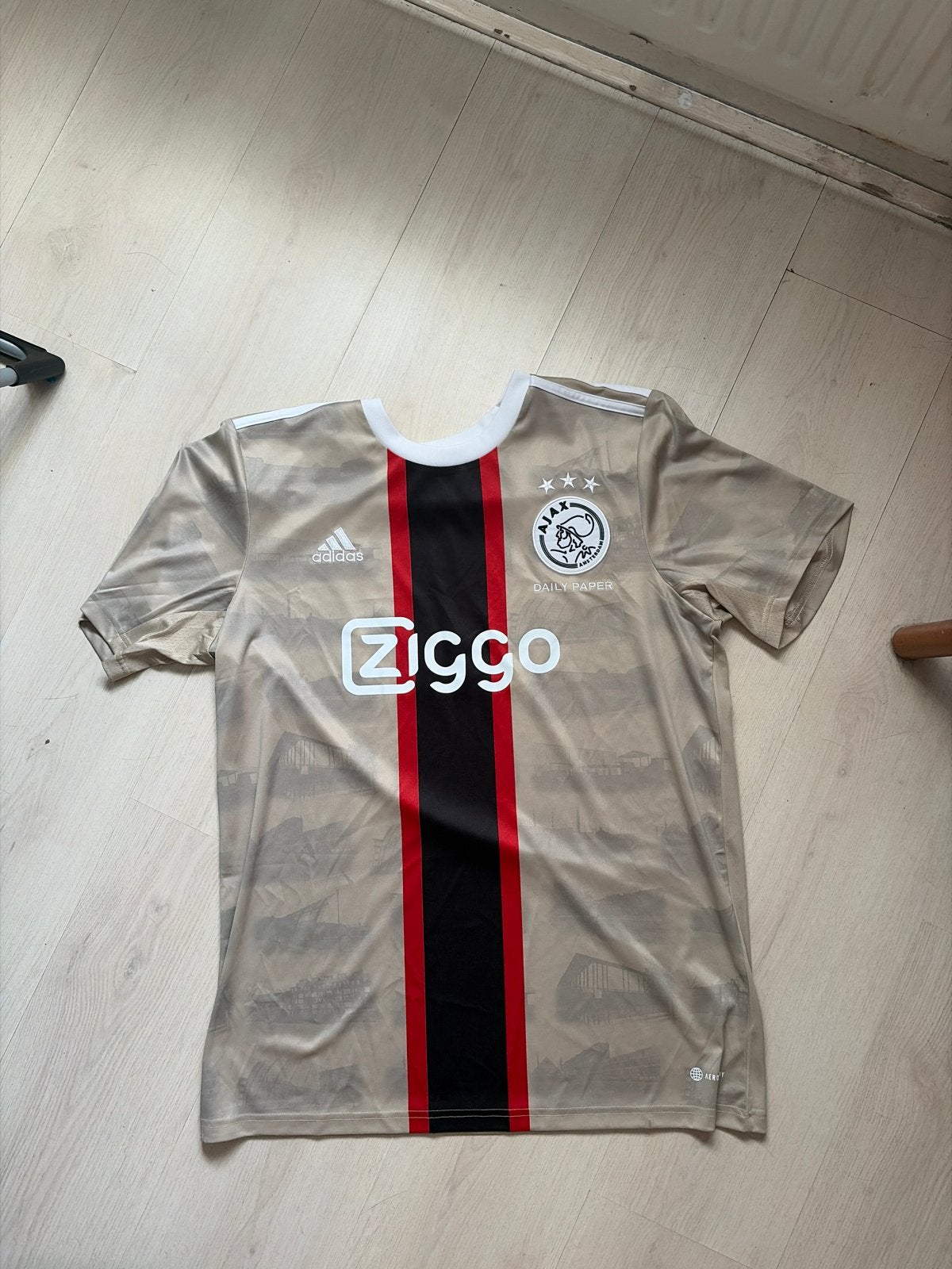 Ajax Daily Paper x Adidas shirt maat L, Ophalen of Verzenden, Zo goed als nieuw, Maat 52/54 (L), Beige