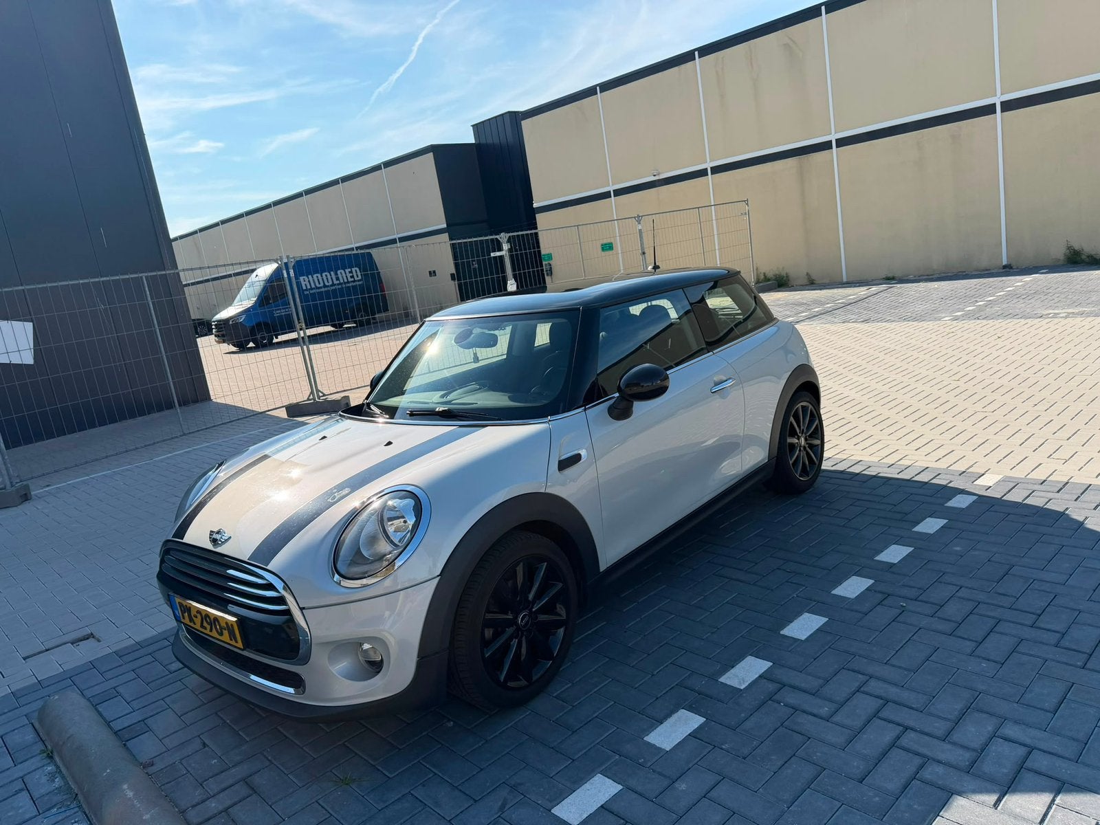 Mini 1.5 Cooper Wit-grijs + pano + stoelverwarming + APK, Voorwielaandrijving, Zwart, 4 stoelen, 49 €/maand