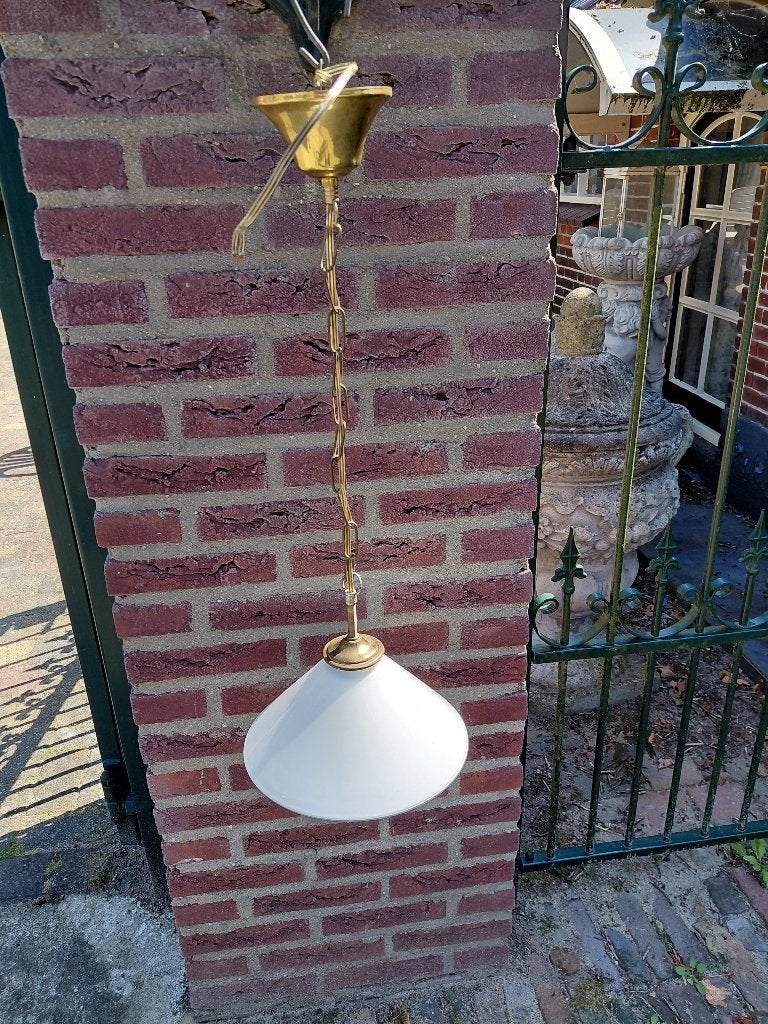 Antieke wit opaline hanglamp met koperen armentuur., Verzenden