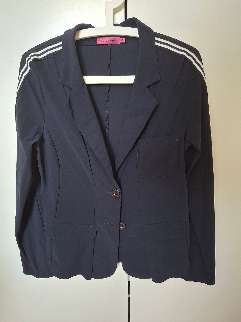 Studio Anneloes Blazer donker blauw met witte streep op mouw, Studio Anneloes, Blauw, Maat 42/44 (L), Ophalen of Verzenden