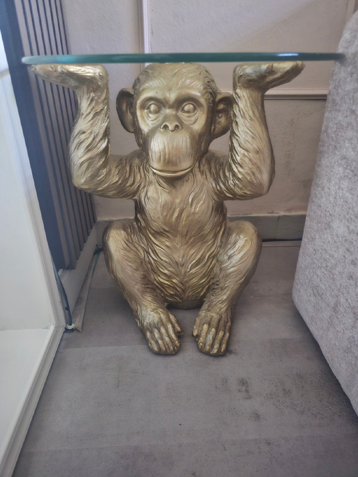 Gouden Aap Bijzettafel met Glazen Blad, Huis en Inrichting, Tafels | Bijzettafels, Minder dan 45 cm, Minder dan 55 cm, Rond, Modern, Speels, Luxe