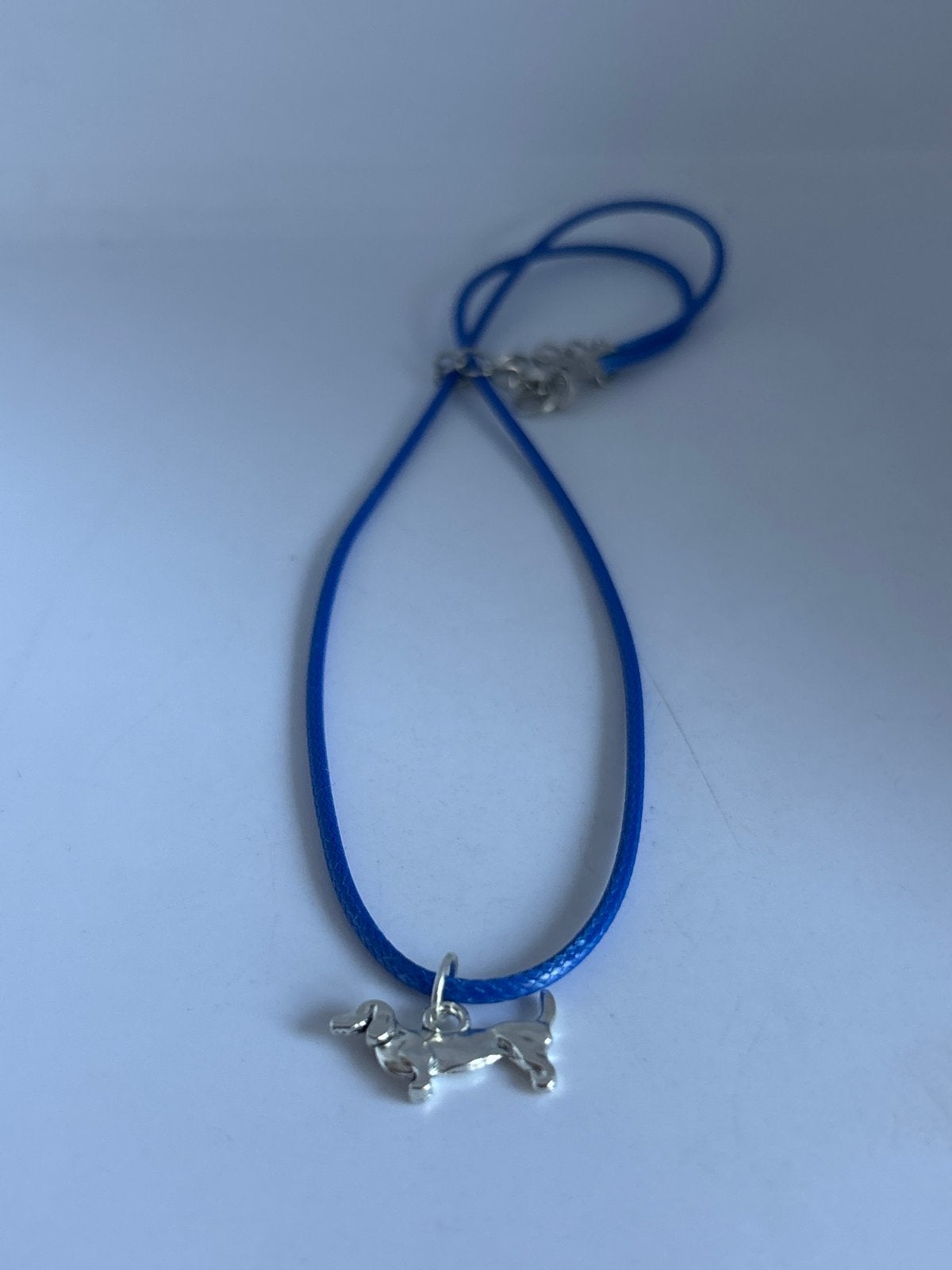 Nieuwe donkerblauwe ketting met teckel hanger, Nieuw, Overige materialen, Met hanger, Verzenden