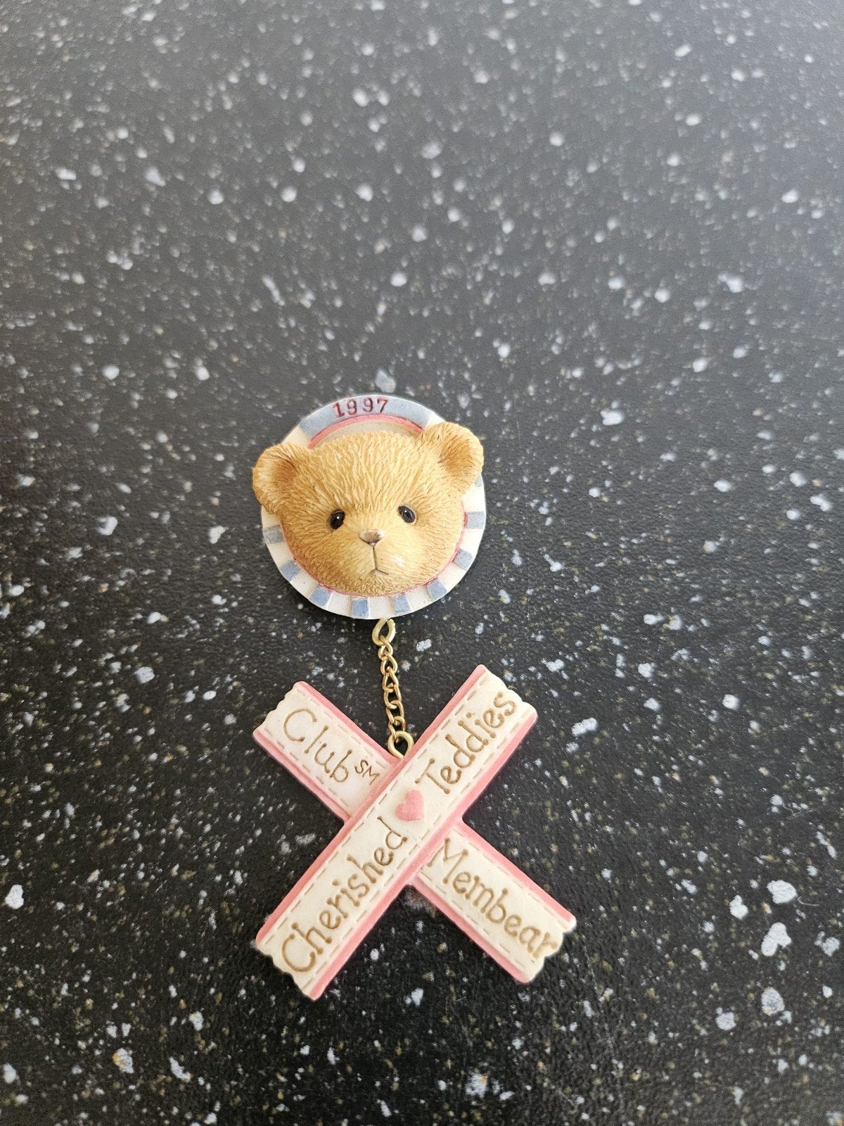 Cherished Teddies broche speld, Ophalen of Verzenden, Zo goed als nieuw, Beeldje, Cherished Teddies