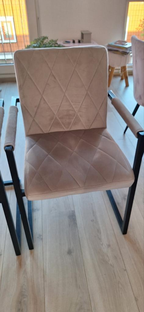 Twee grijze eetkamerstoelen met zwarte poten, Ophalen