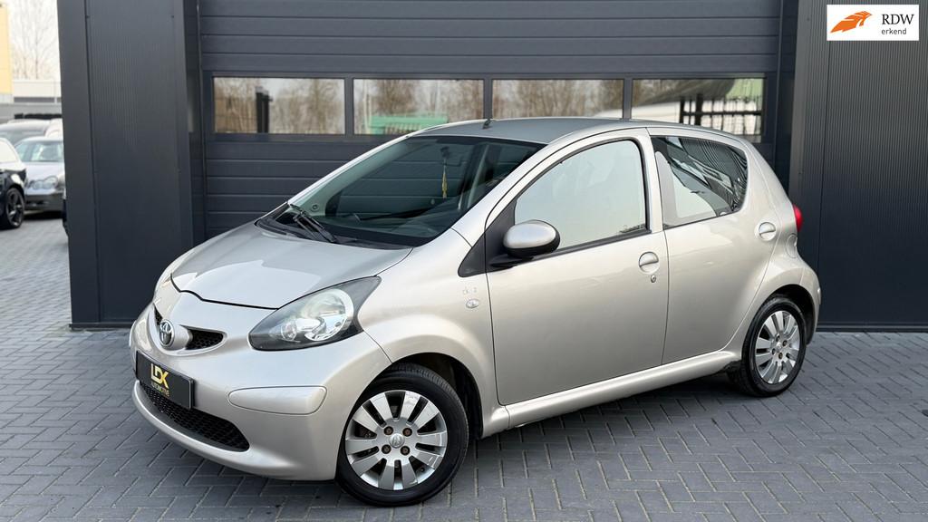 Toyota Aygo 1.0-12V + Airco|Automaat|5deurs, Auto's, Gebruikt, Bruin, 4 stoelen, 68 pk