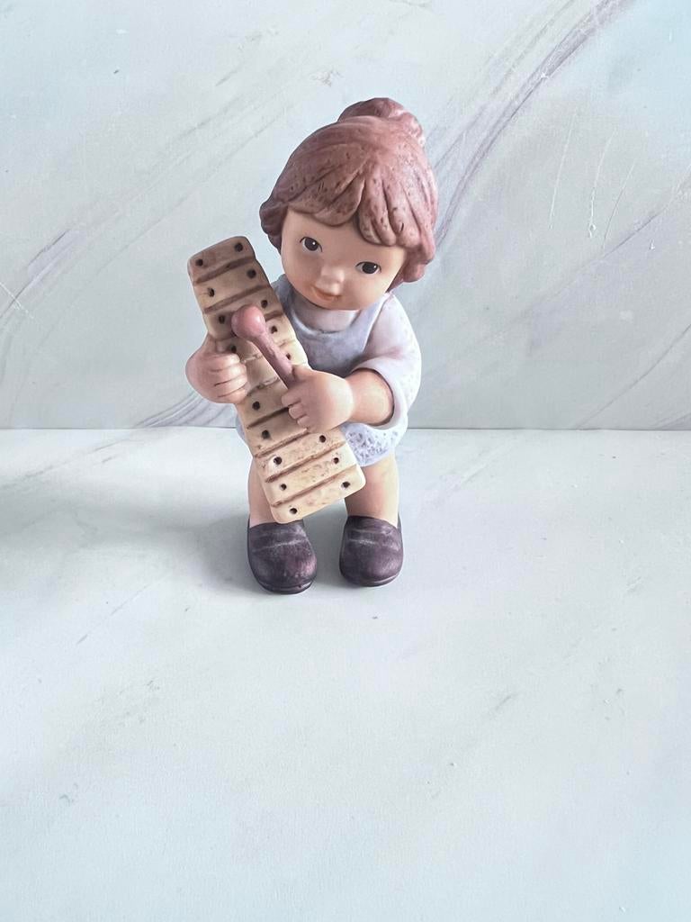Goebel Nina & Marco meisje met muziekinstrument – beeldje, Verzamelen, Beelden en Beeldjes, Ophalen of Verzenden, Zo goed als nieuw