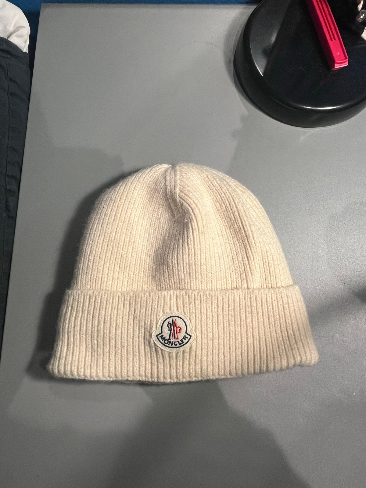 Moncler Muts Crème - Zo goed als nieuw, Kleding | Heren, Ophalen of Verzenden, Zo goed als nieuw, One size fits all, Hoed