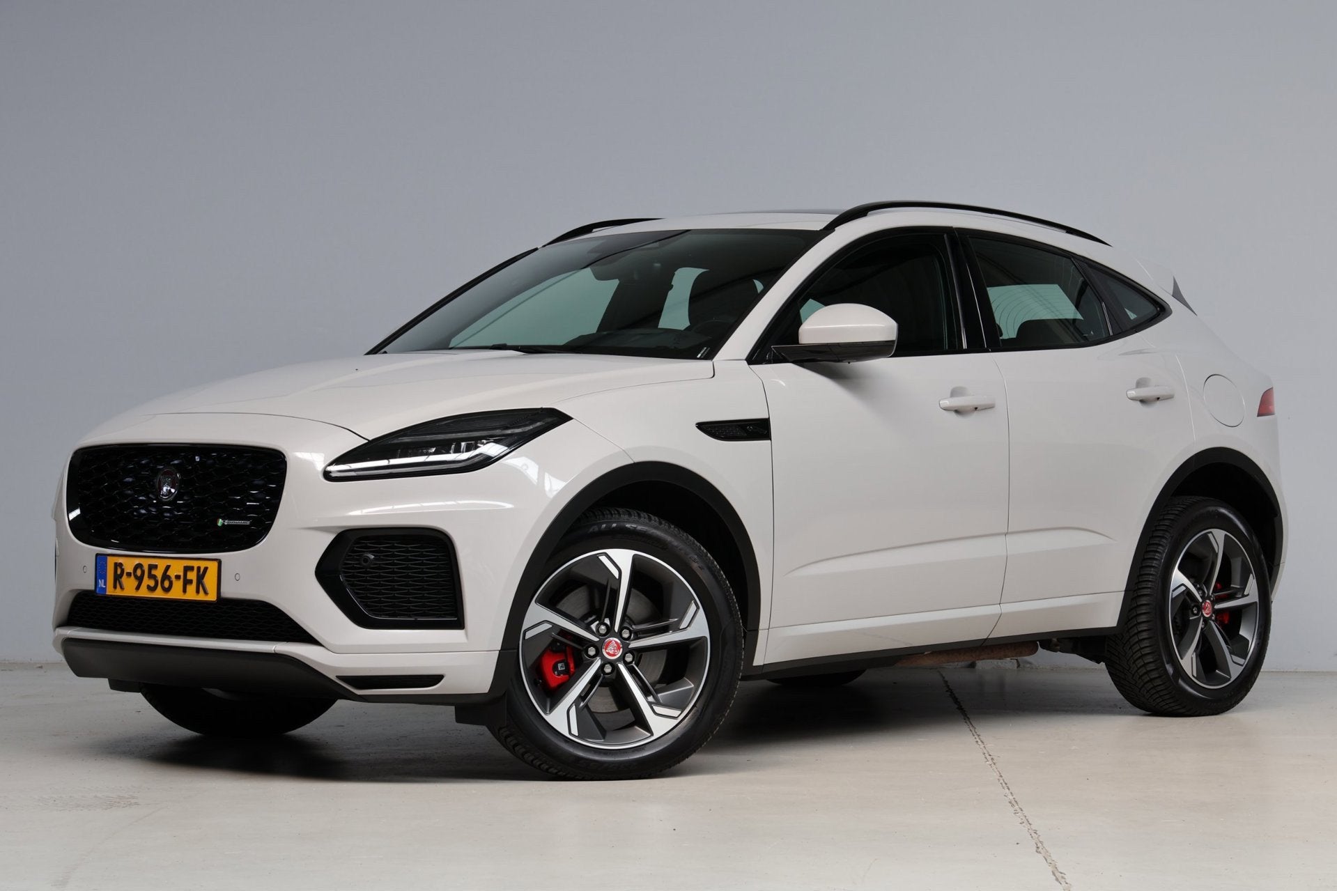 Jaguar E-PACE 1.5 P300e AWD R-Dynamic HSE Black Optiek | pan, Auto's, Automaat, Dealer onderhouden, Bedrijf, Hybride Elektrisch/Benzine