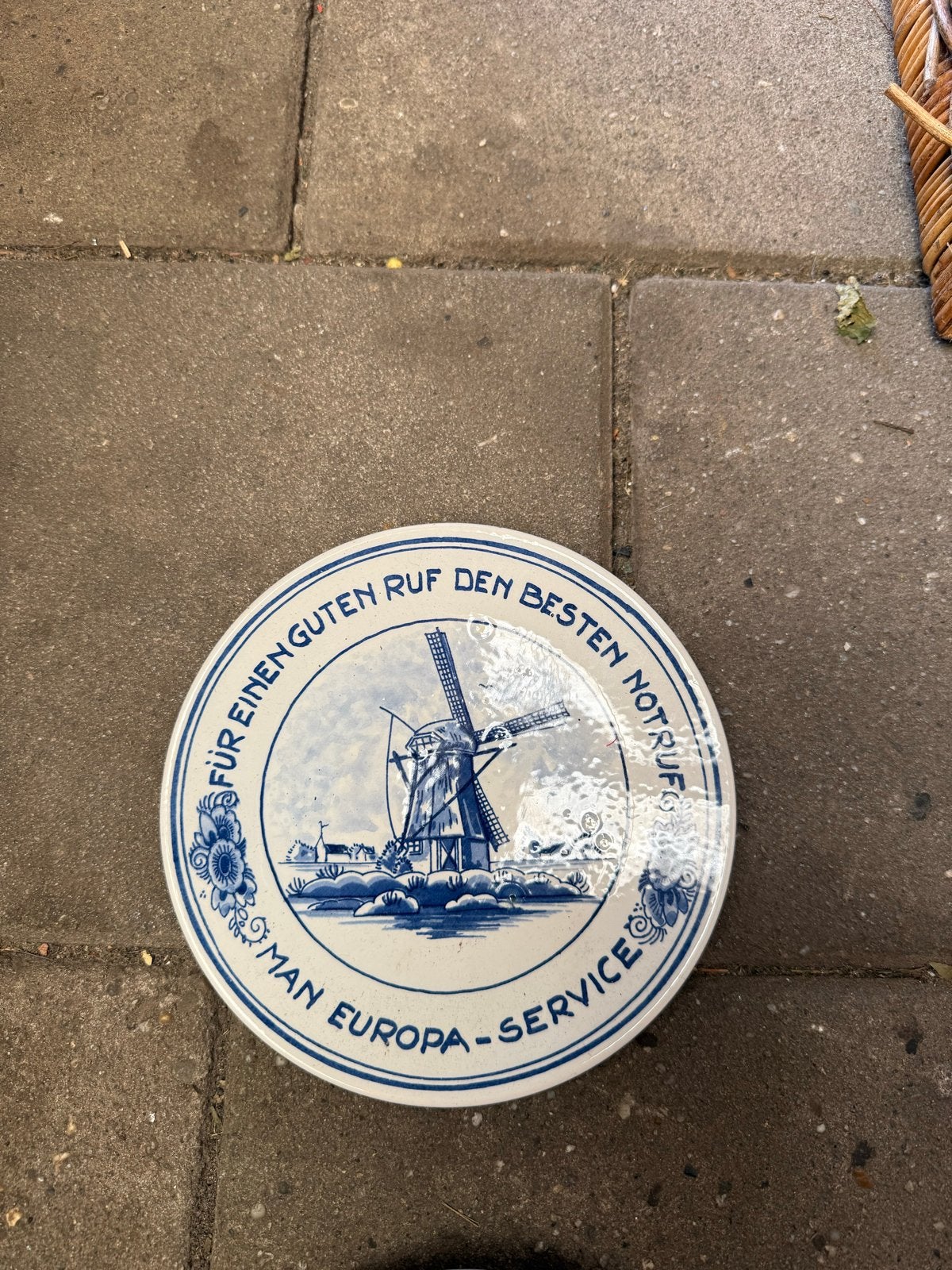 Delfts Blauw bord met molen en 'MAN Europa-Service', Antiek en Kunst, Antiek | Wandborden en Tegels, Ophalen of Verzenden