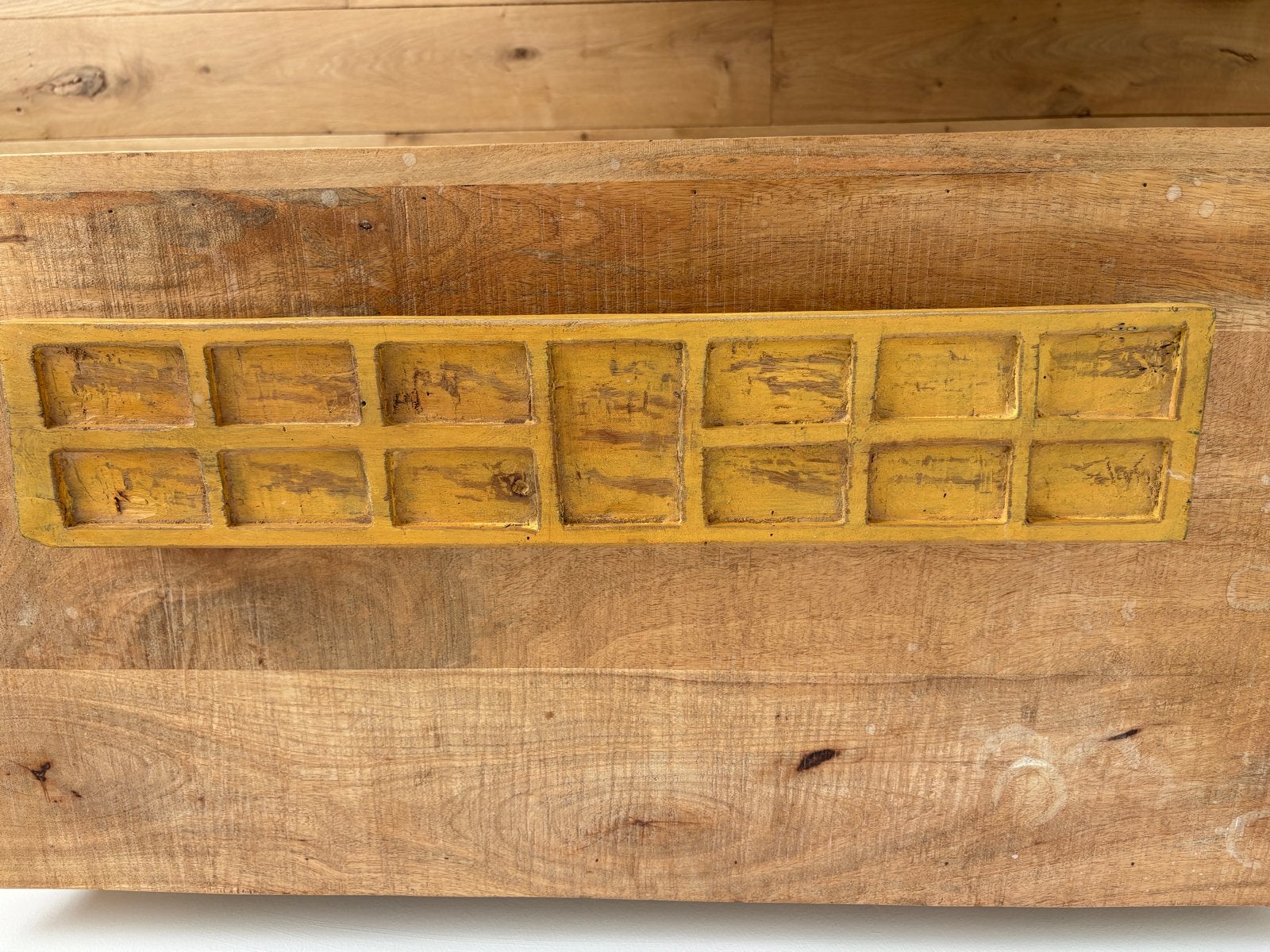 Gele houten sieradenhouder met antieke uitstraling, Ophalen