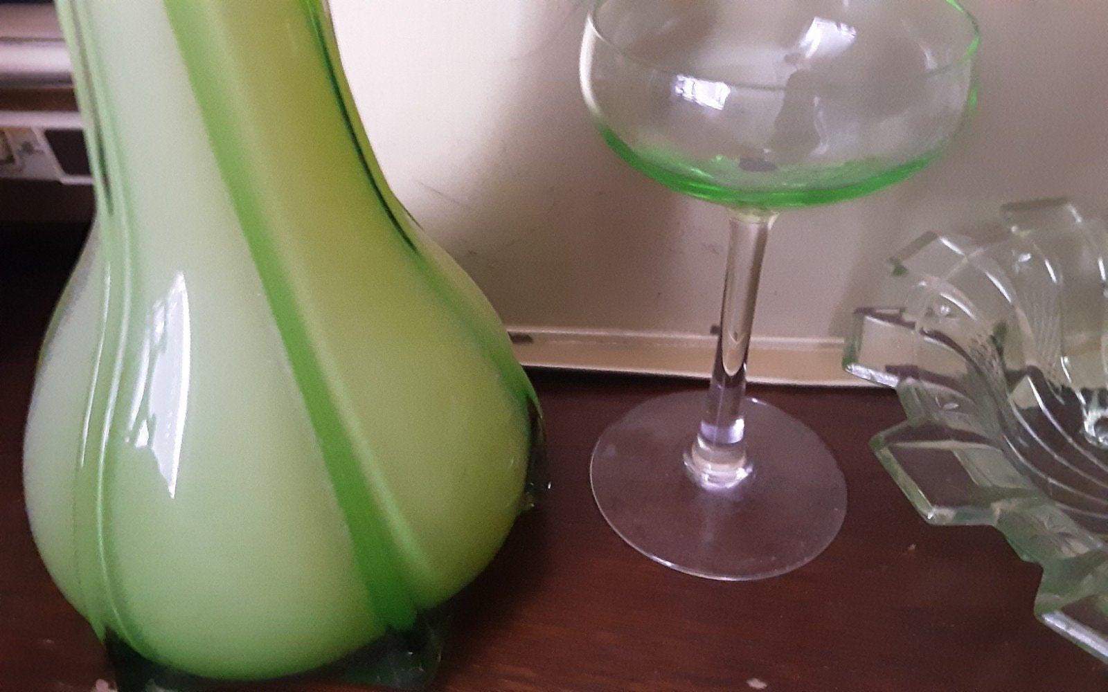 Vintage Groene Vaas  uranium glas  of   schaaltje annagroen, Antiek en Kunst, Verzenden