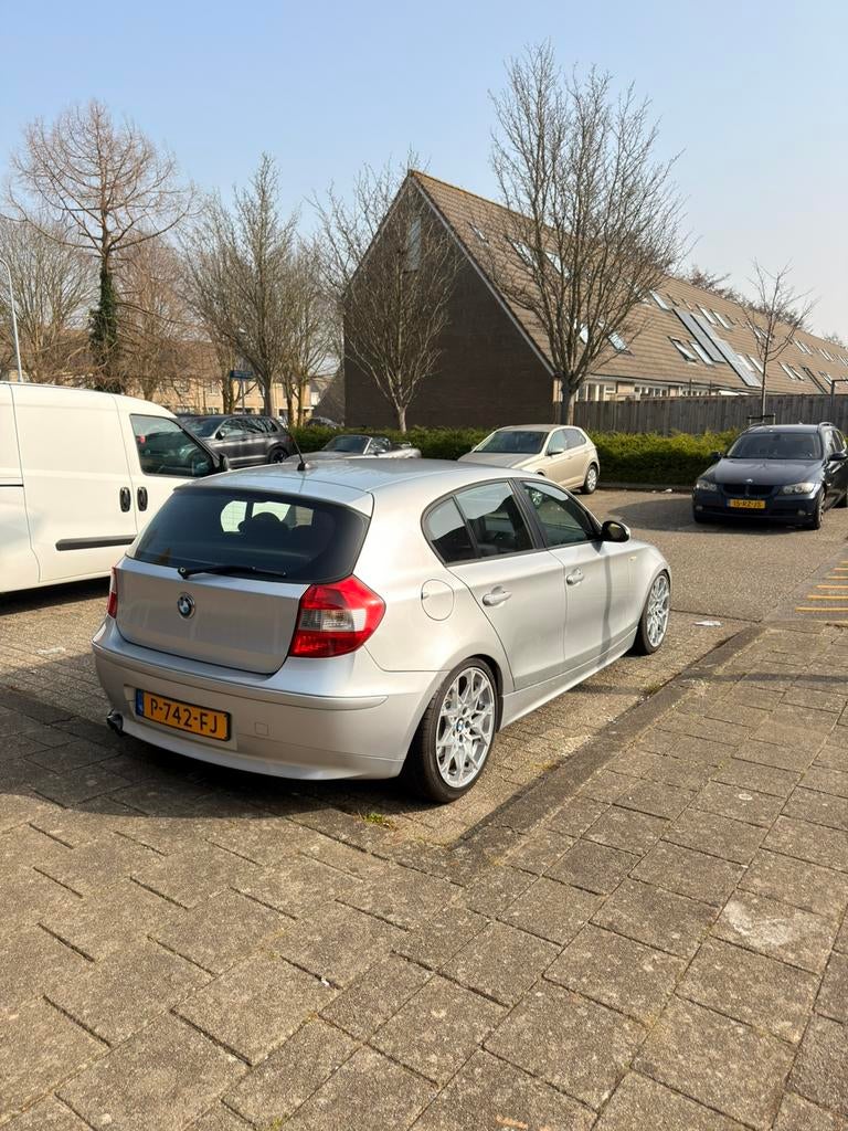 BMW 1-Serie 3.0 130I AUT 2006 Grijs, Auto's, Achterwielaandrijving, 680 kg, 2996 cc, 1200 kg