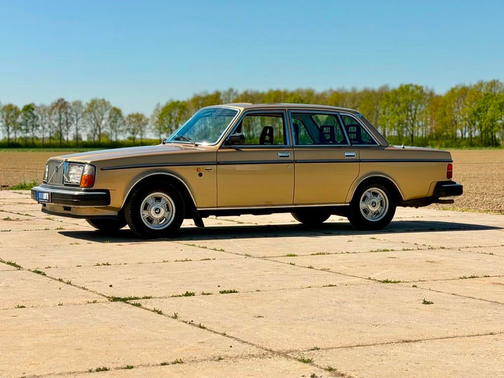 Volvo 264 GL 2.7 Handgeschakeld, Schuifdak, Airco, Trekhaak, Gebruikt, Overige kleuren, Metallic lak, 4 stoelen
