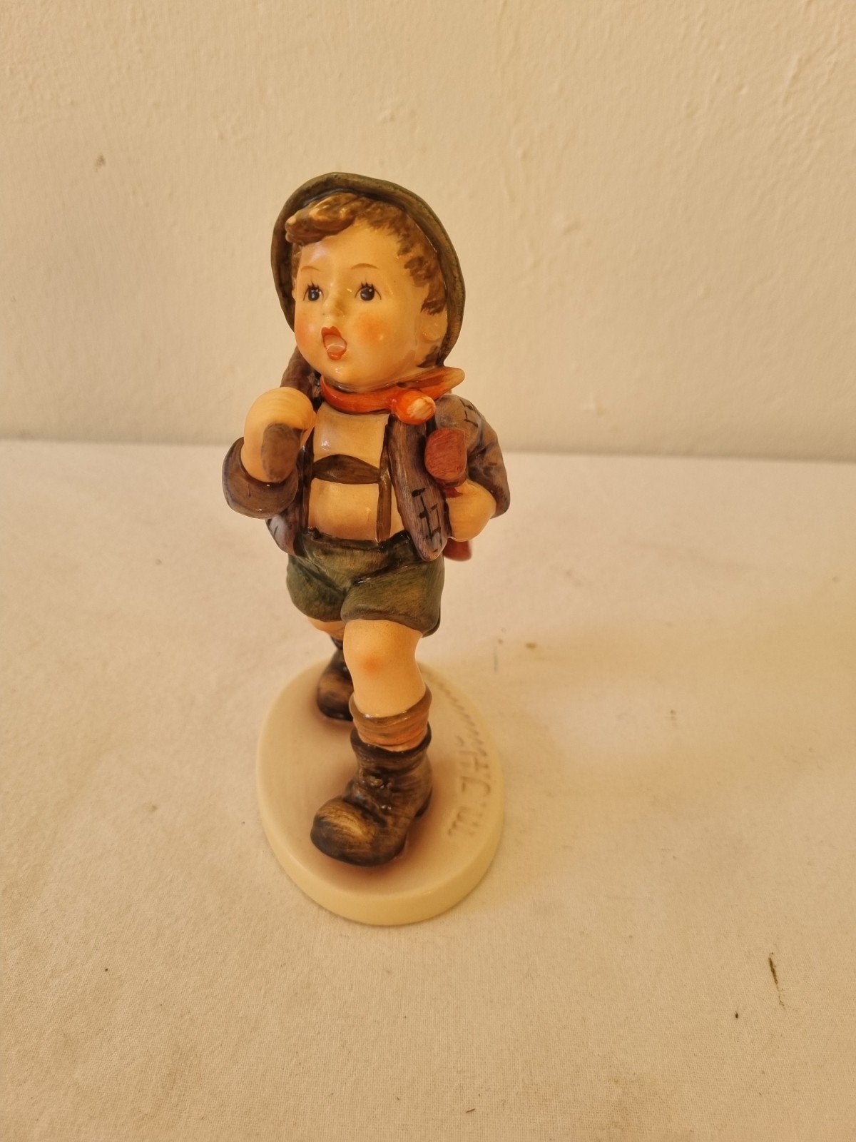 Vintage Goebel Hummel beeldje: Jongen met mandoline, Ophalen of Verzenden, Gebruikt