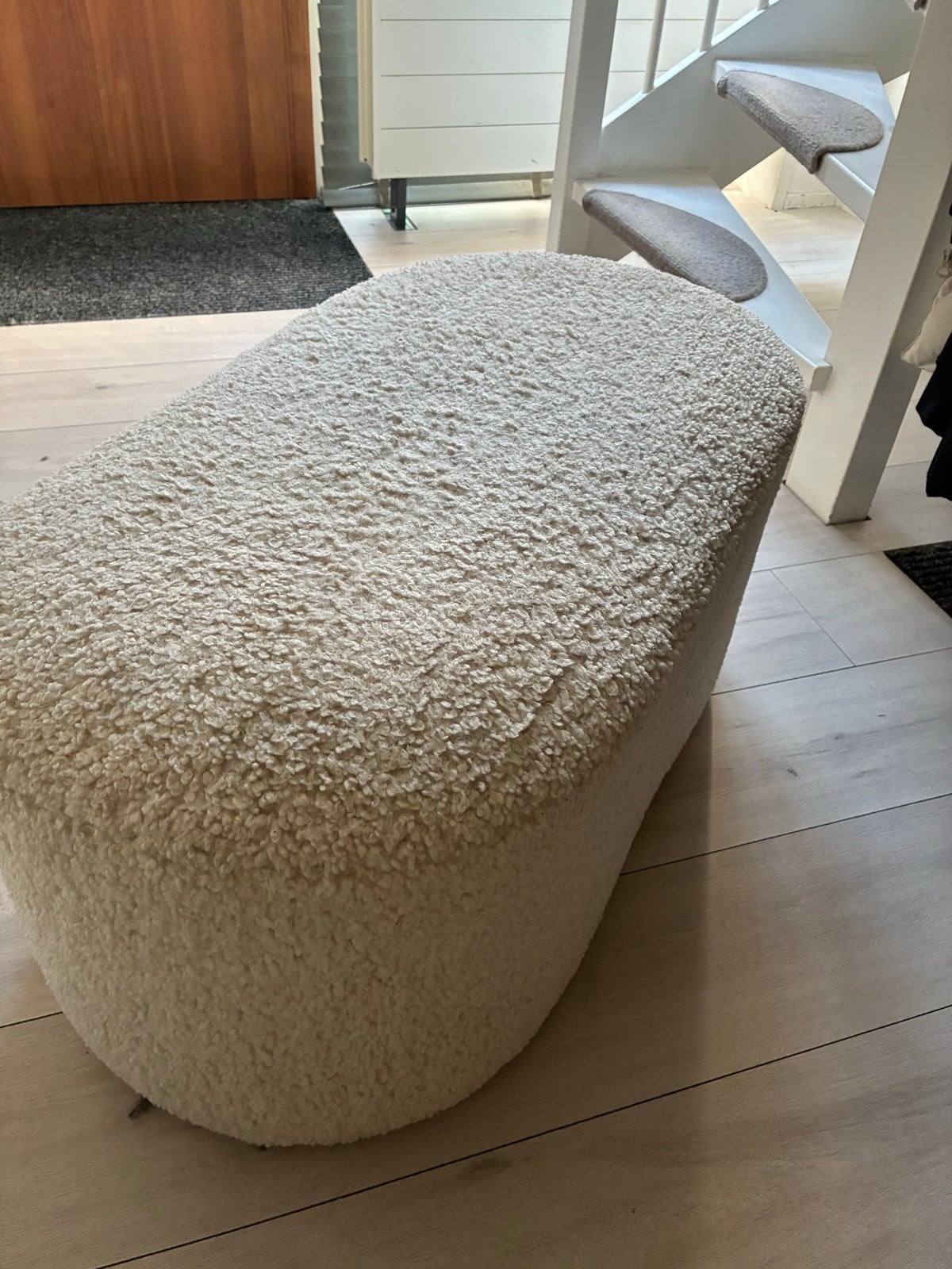 Crèmekleurige Bouclé Poef/Voetenbank - Zo goed als nieuw, Ophalen, 75 tot 100 cm, Zo goed als nieuw, 50 tot 75 cm