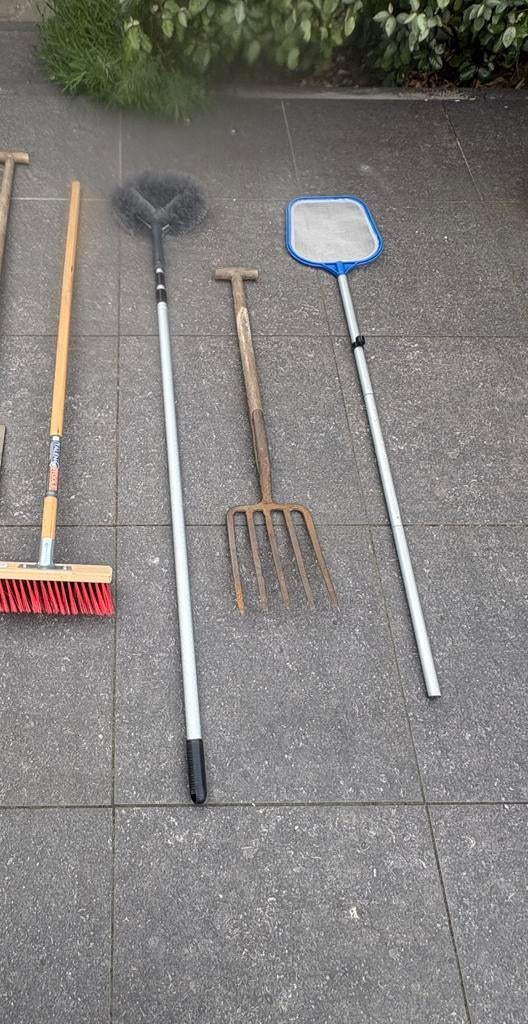 Divers gereedschap: riek en bezem, Ophalen, Gebruikt, Bezem