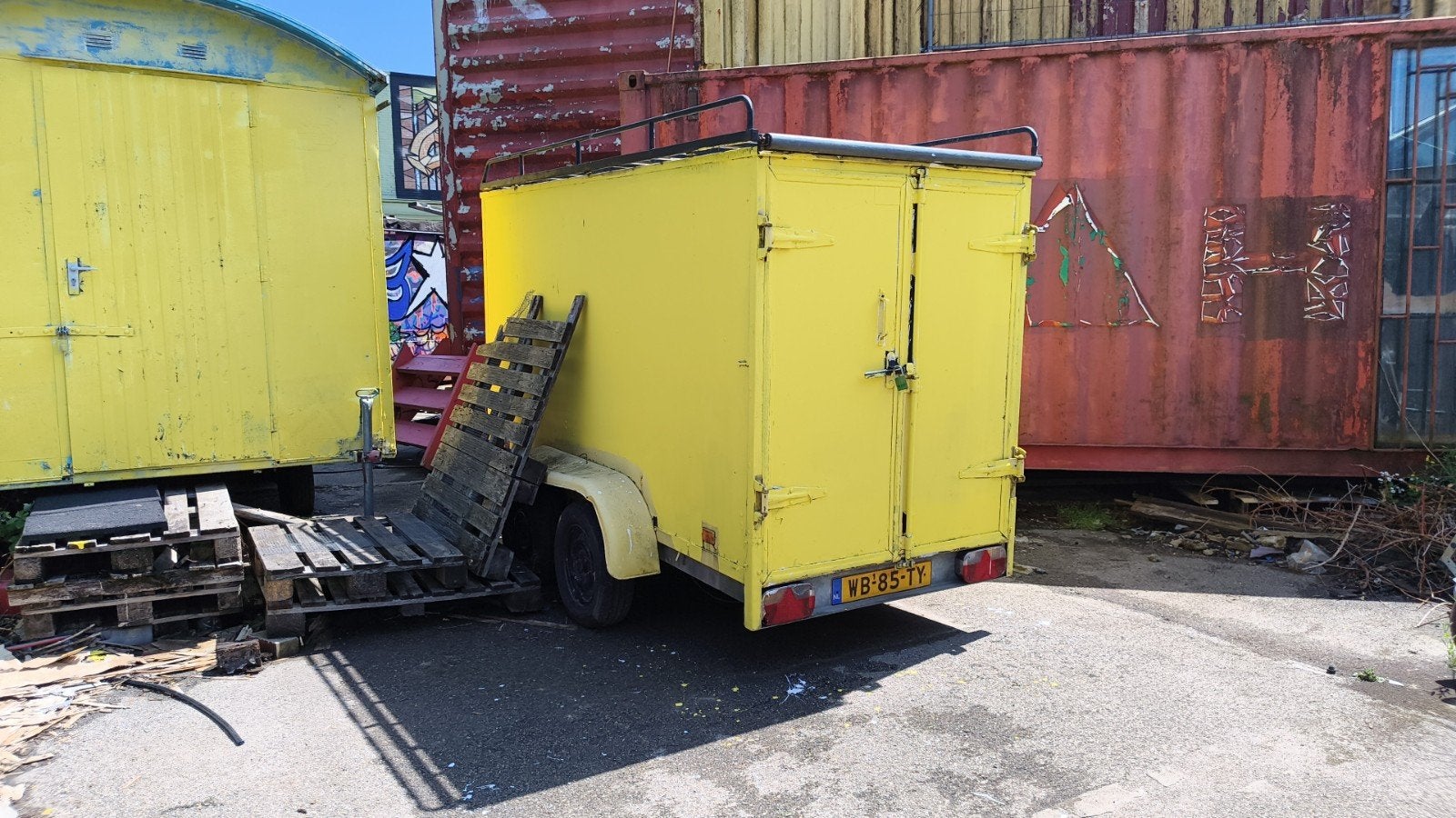 Gele dichte tandemasser aanhangwagen met lange rijplaten, Ophalen