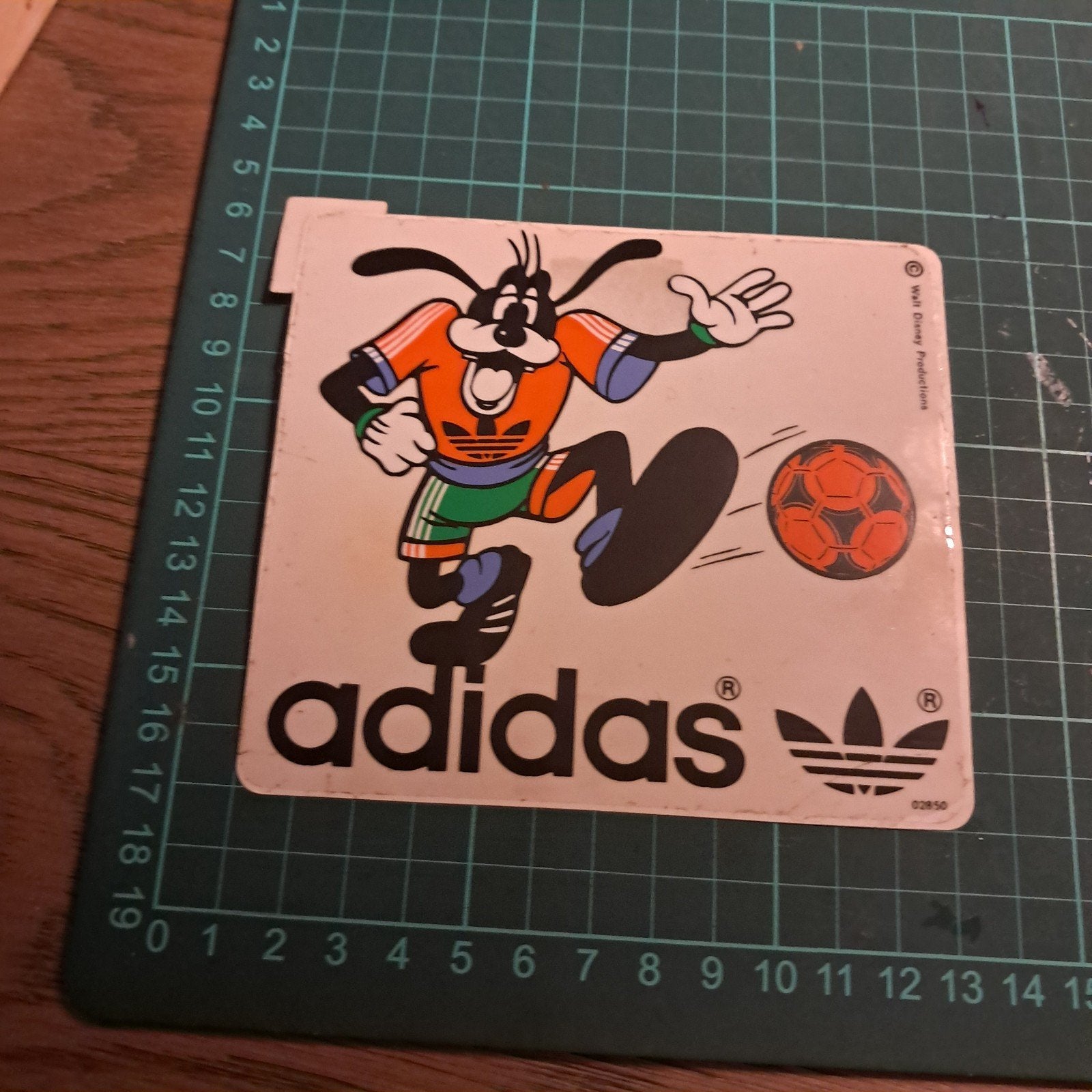 Vintage Adidas Goofy Sticker Jaren 80 Disney Voetbal, Ophalen of Verzenden, Gebruikt, Film, Tv of Omroep