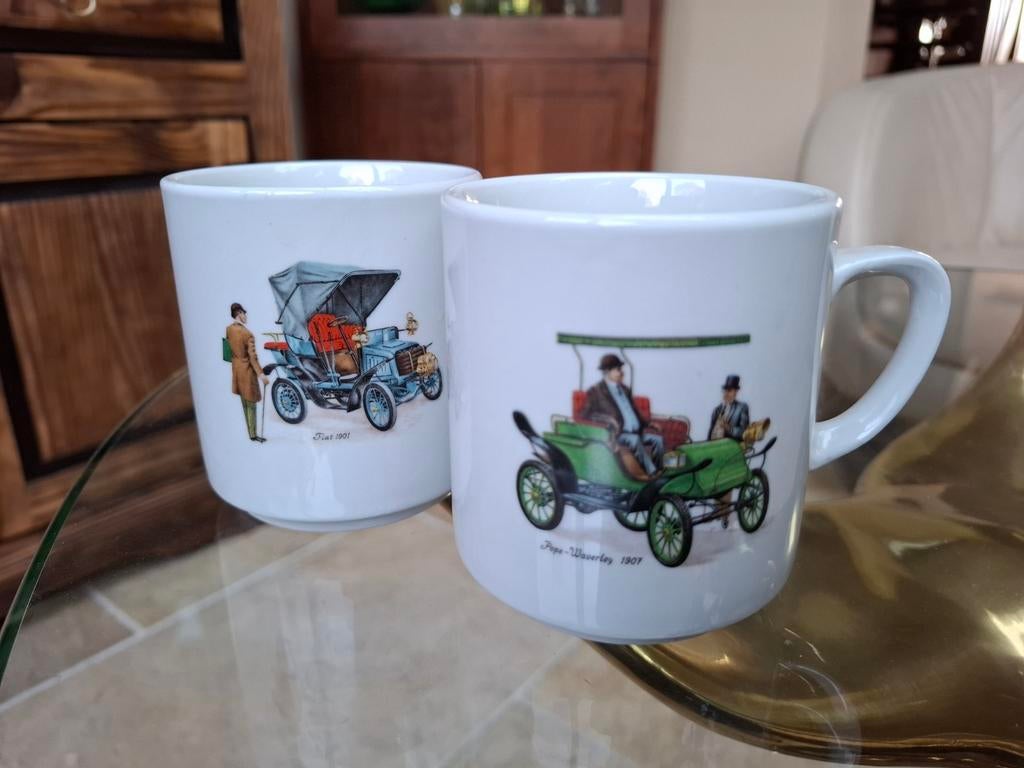 2 Vintage Mokken met Oldtimer Auto's, Huis en Inrichting, Keuken | Servies, Ophalen of Verzenden, Overige stijlen, Kop(pen) en/of Schotel(s)