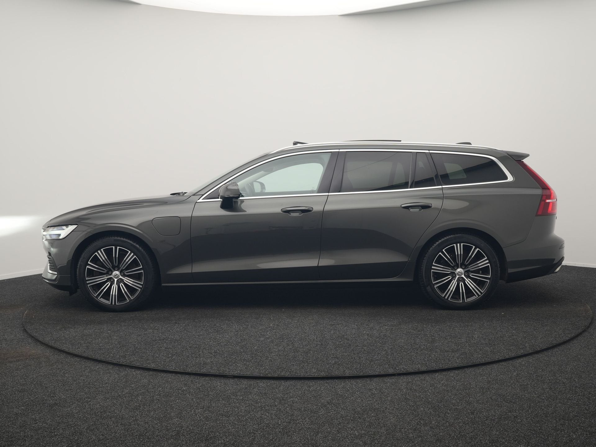 Volvo V60 T6 Recharge AWD Inscription PHEV 340pk | Panodak |, Automaat, Gebruikt, Zwart, 4 cilinders