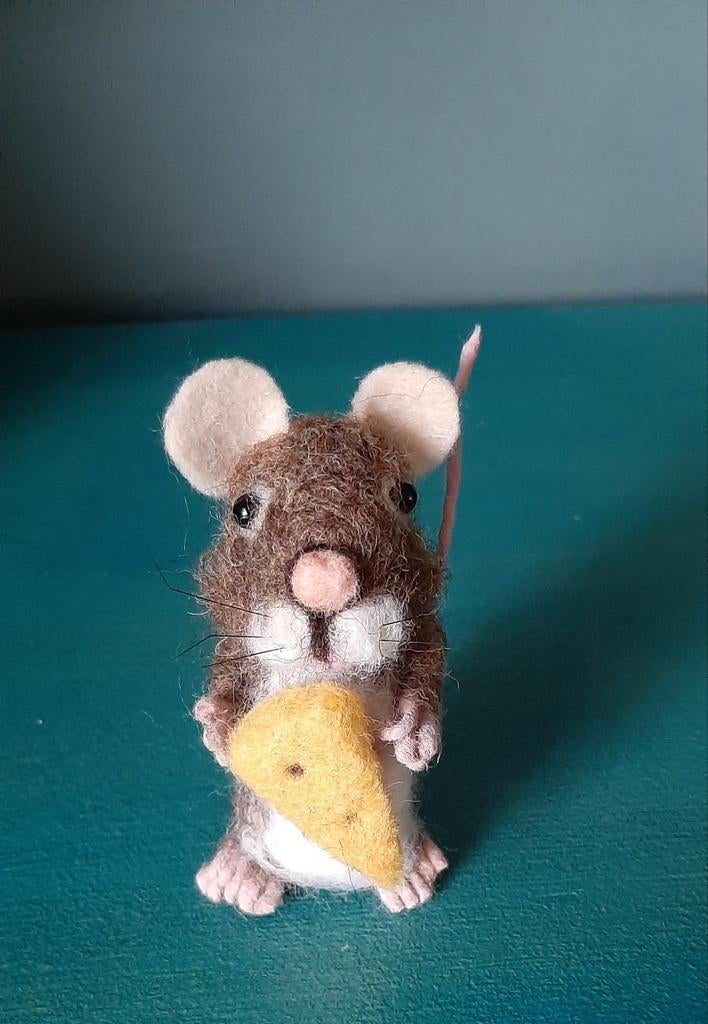 Genaaldvilt muisje met blokje kaas wol naaldvilten handmade, Ophalen of Verzenden
