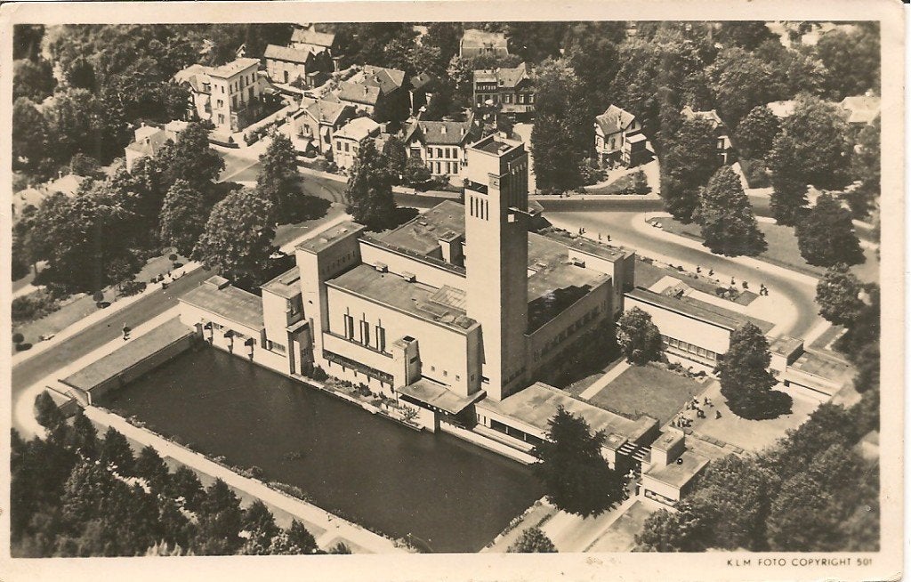Ansichtkaart Hilversum Raadhuis - Gelopen (1947), Ophalen of Verzenden, 1940 tot 1960, Gelopen, Noord-Holland