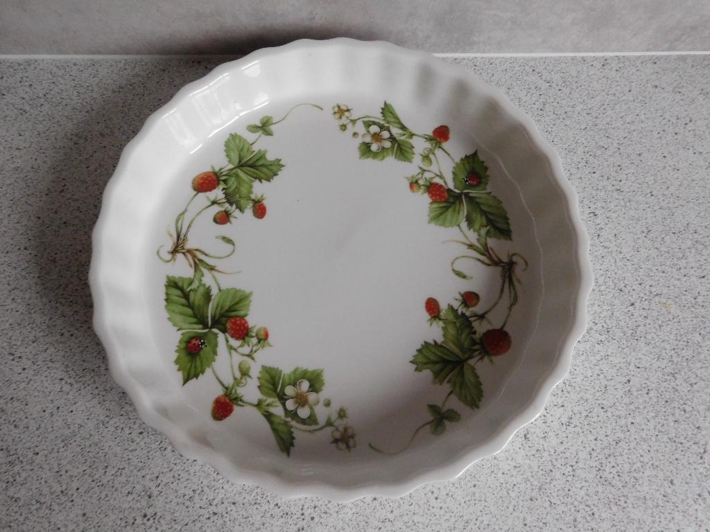 Ovenschaal 23 cm. Bosvruchten Wedgwood Marjolein Bastin, Overige typen, Ophalen of Verzenden, Zo goed als nieuw, Overige stijlen