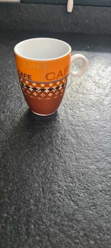 Finecasa Cafe Mok - Bruin/Oranje met Patroon, Huis en Inrichting, Keuken | Servies, Zo goed als nieuw, Kop(pen) en/of Schotel(s)