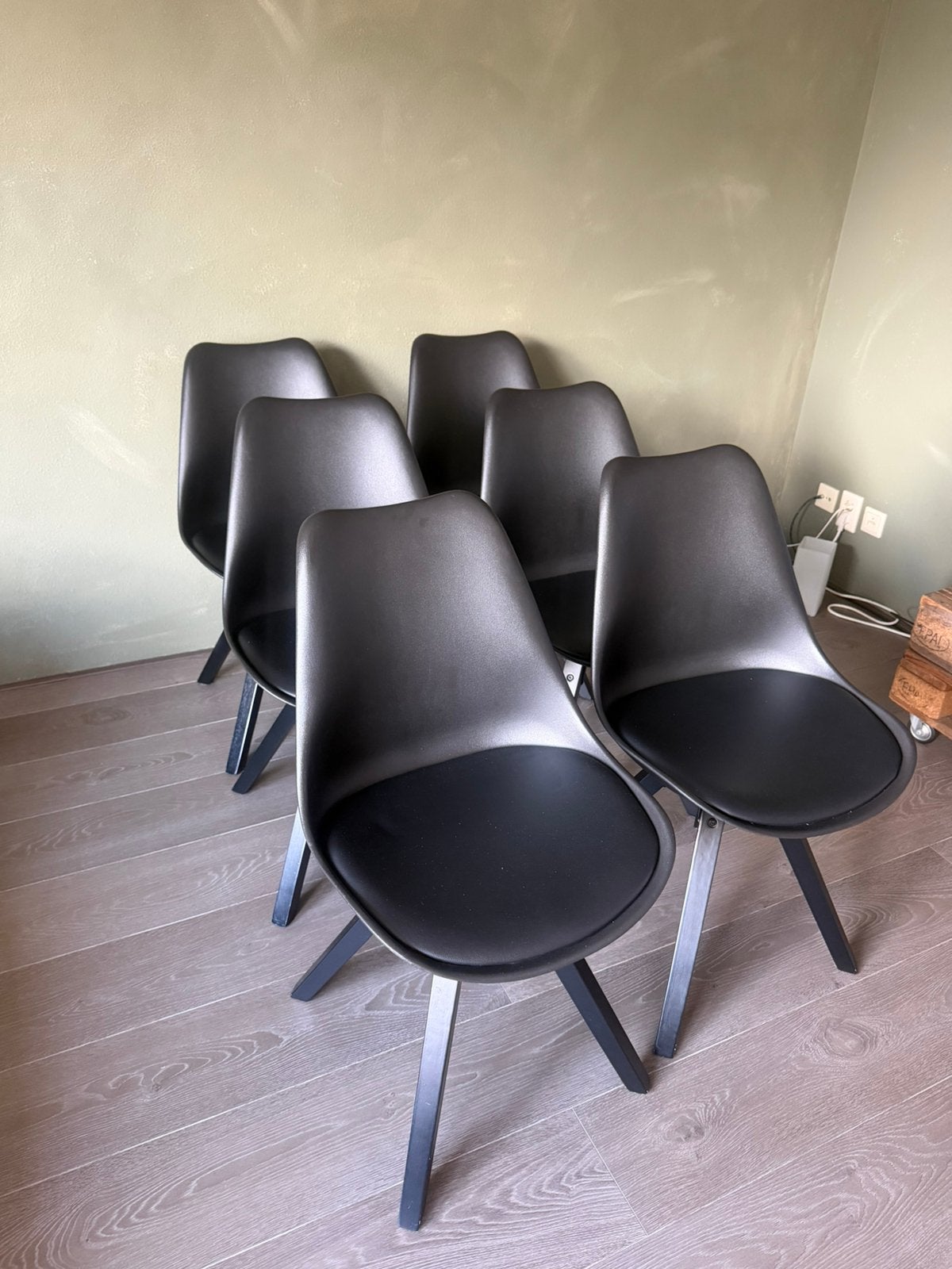 6 Zwarte stoelen met houten poten en kussenzit, Gebruikt, Zwart, Ophalen of Verzenden, Vijf, Zes of meer stoelen