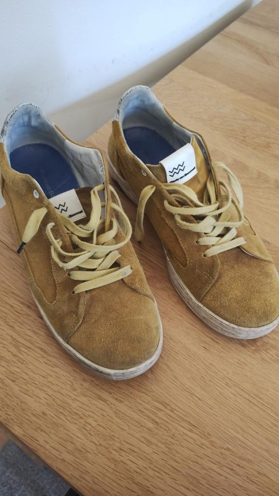 Floris van Bommel. Lage schoen. Maar 8,5. Okergeel suede, Kleding | Heren, Schoenen, Ophalen of Verzenden, Gedragen, Overige kleuren