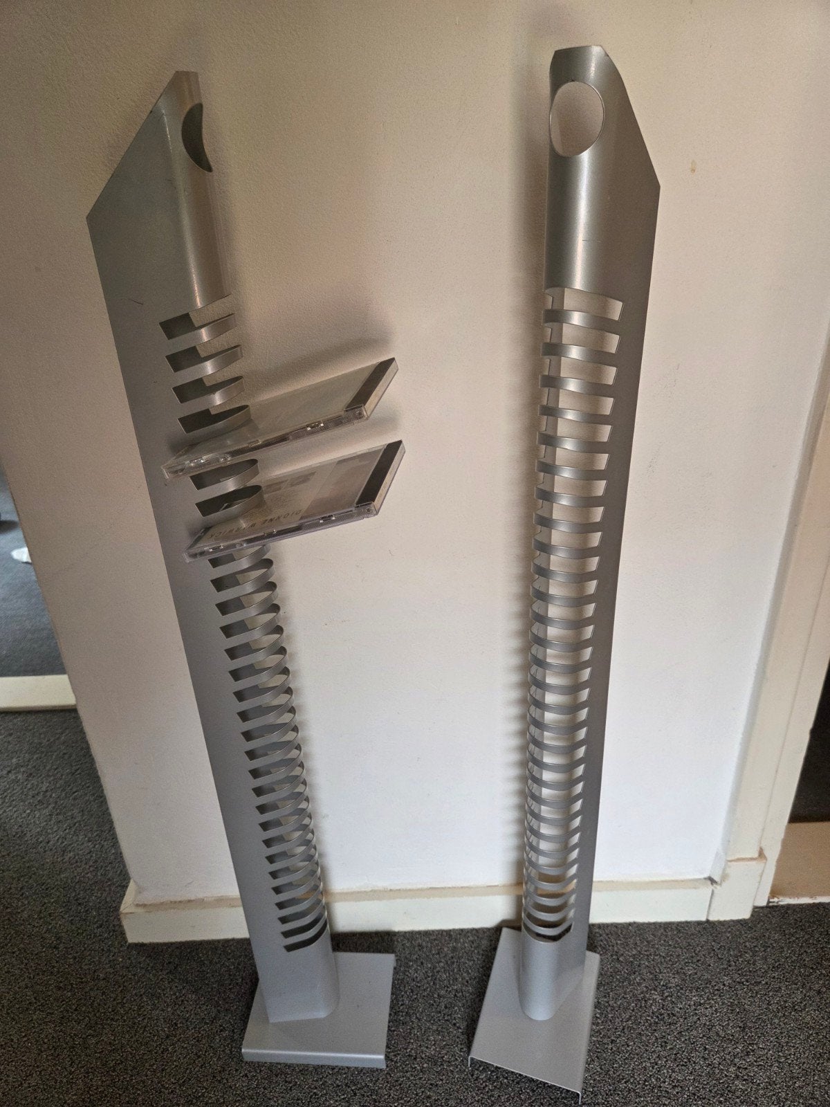 2 metalen cd-rekjes 30 cd's per rek. 90 cm hoog. Samen €10, Huis en Inrichting, Woonaccessoires | Cd- en Dvd-rekken, Ophalen, Zo goed als nieuw