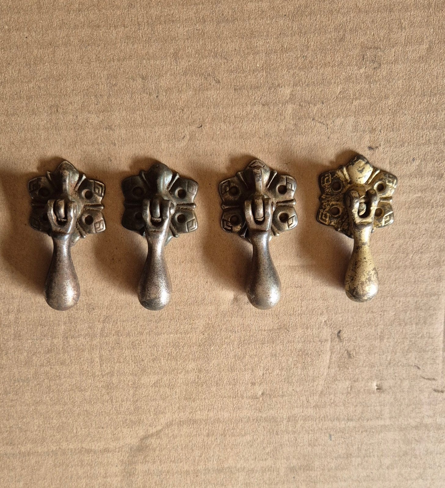 4 Antieke Metalen Hanggrepen / Druppelgrepen voor Ladekast, Ophalen