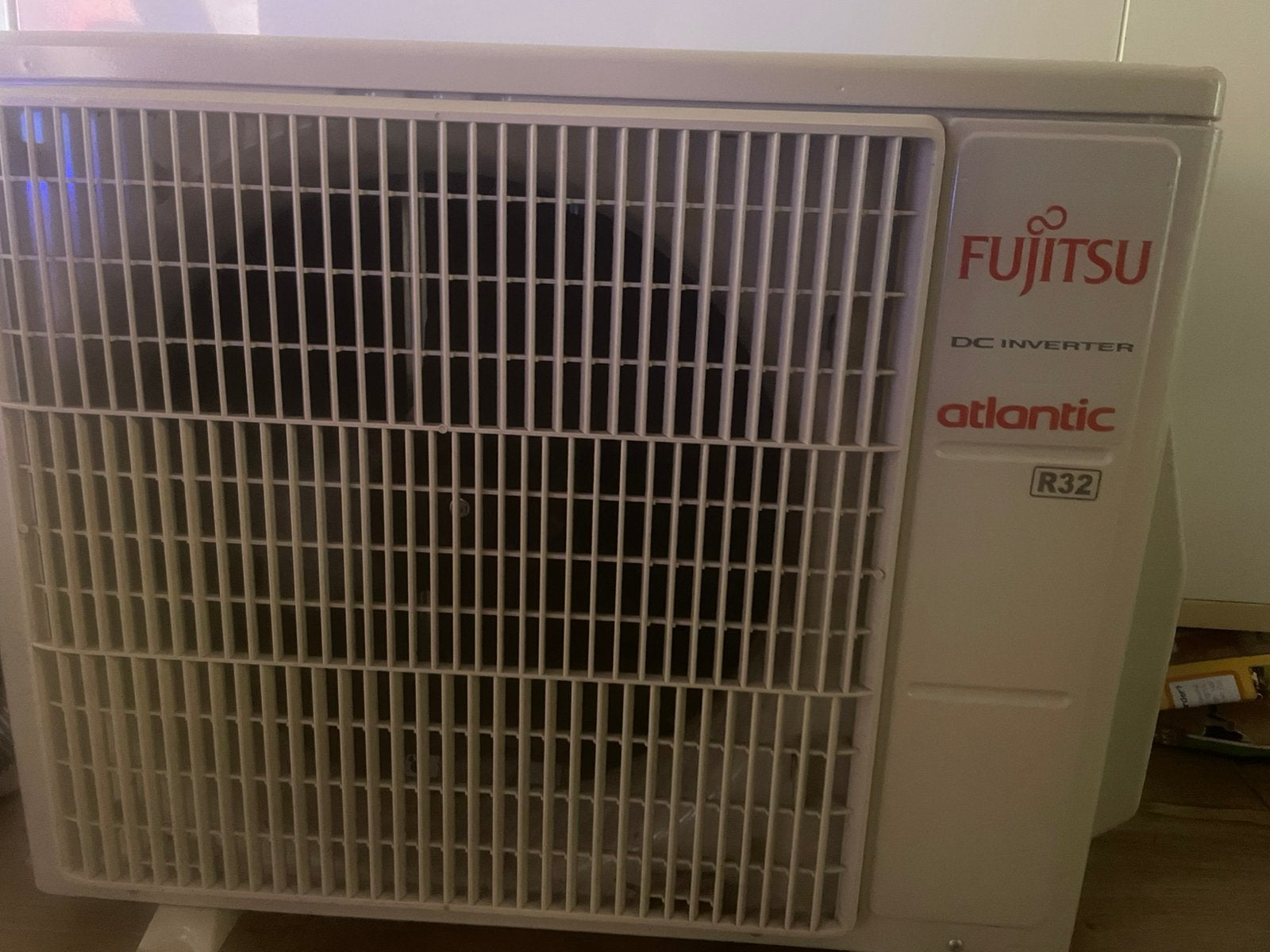 Airco buiten unit fujitsu ( koelen en verwarmen), Ophalen, Verwarmen, 3 snelheden of meer, Zo goed als nieuw