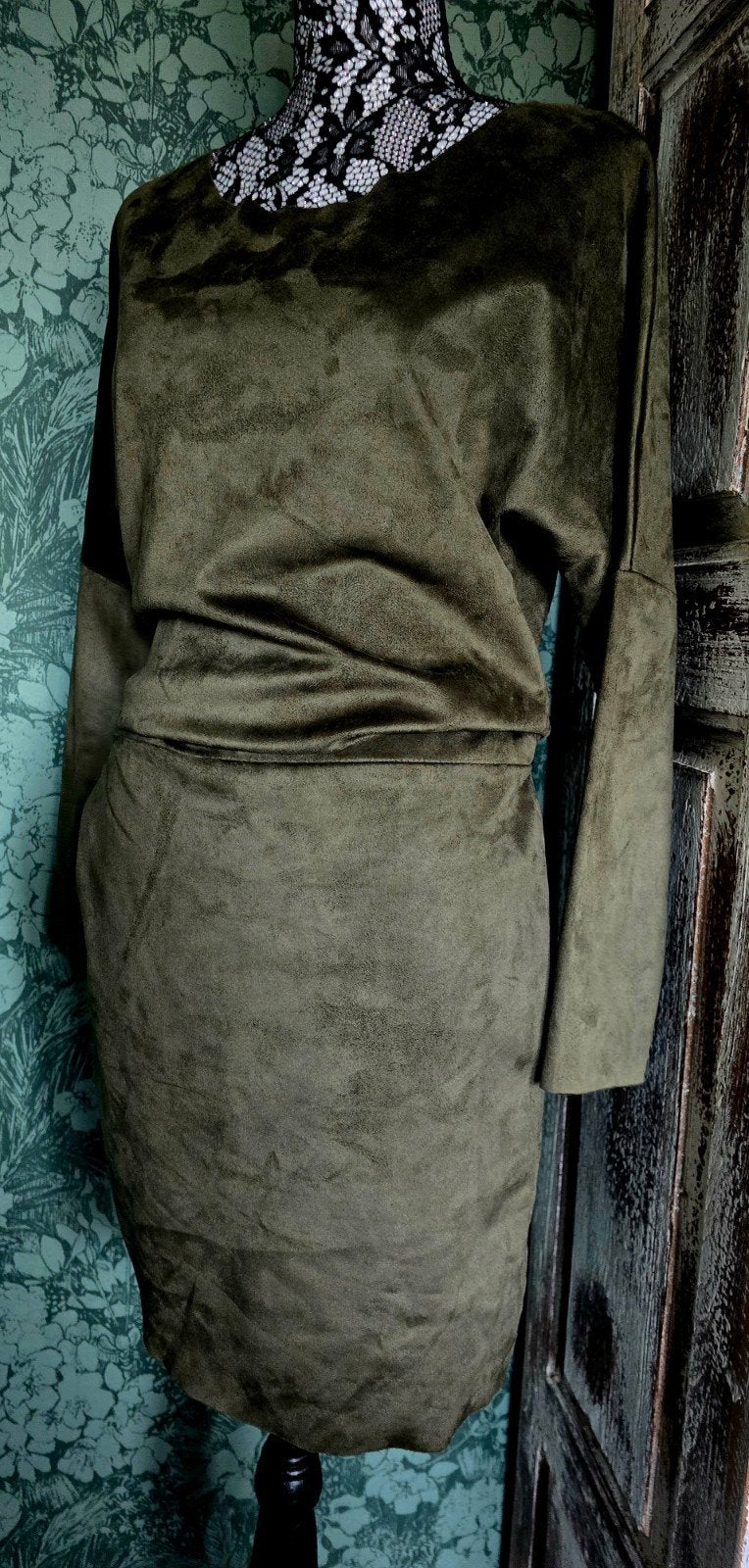 NIEUW Olijfgroene jurk K-Design M/L Suede - ZIE ADVERTE, Maat 38/40 (M), Nieuw, Ophalen of Verzenden, Knielengte