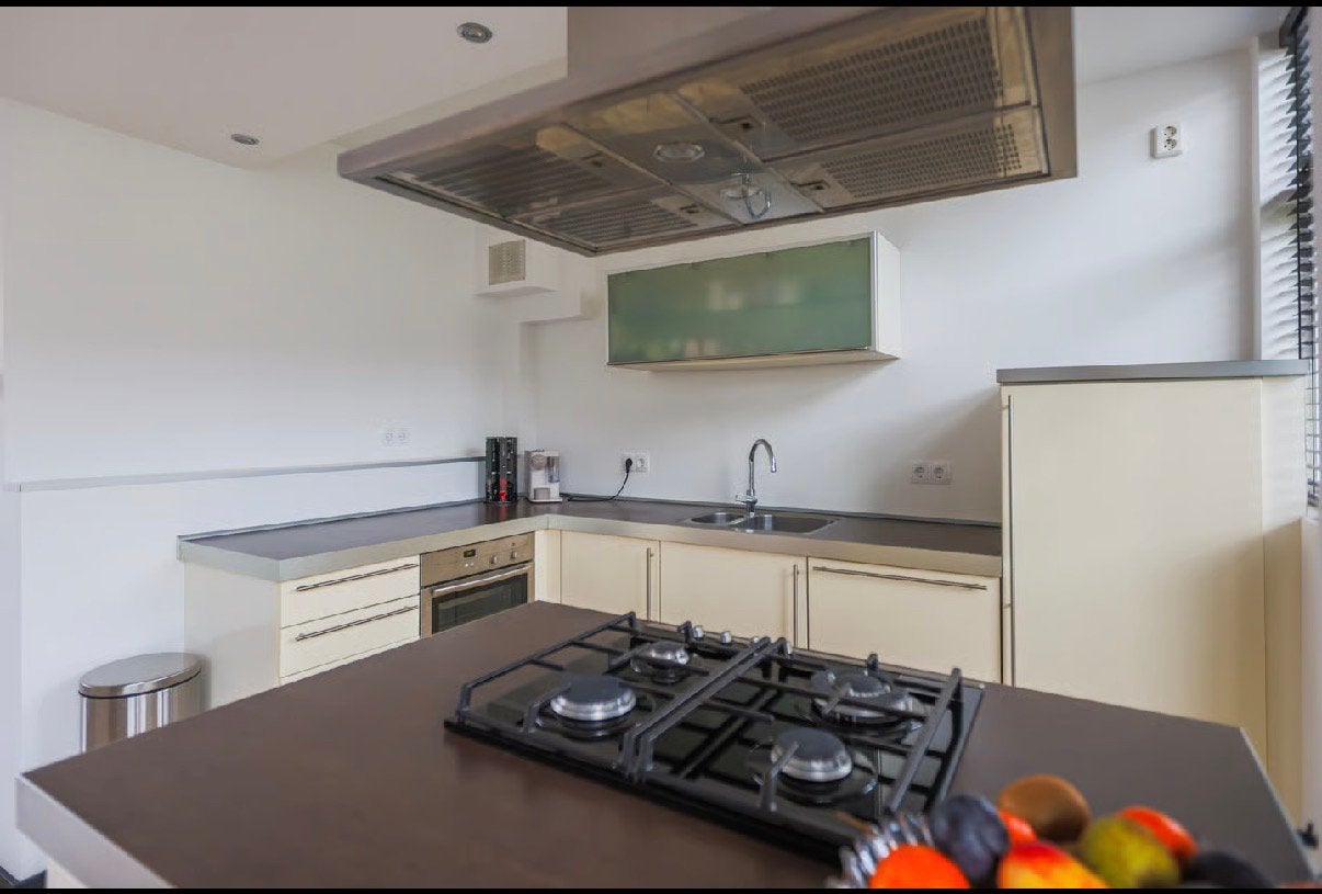 Moderne keuken met kookeiland en inbouwapparatuur, Huis en Inrichting, Keuken | Complete keukens, Ophalen, Gebruikt, Dubbelwandige keuken