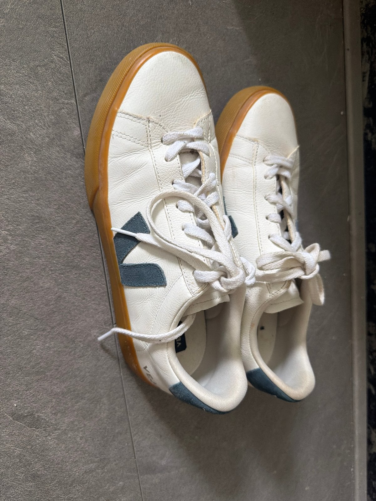 Veja V-10 Sneakers Wit/Blauw - Maat 42.5, Kleding | Heren, Schoenen, Ophalen of Verzenden, Zo goed als nieuw, Wit, Sneakers of Gympen