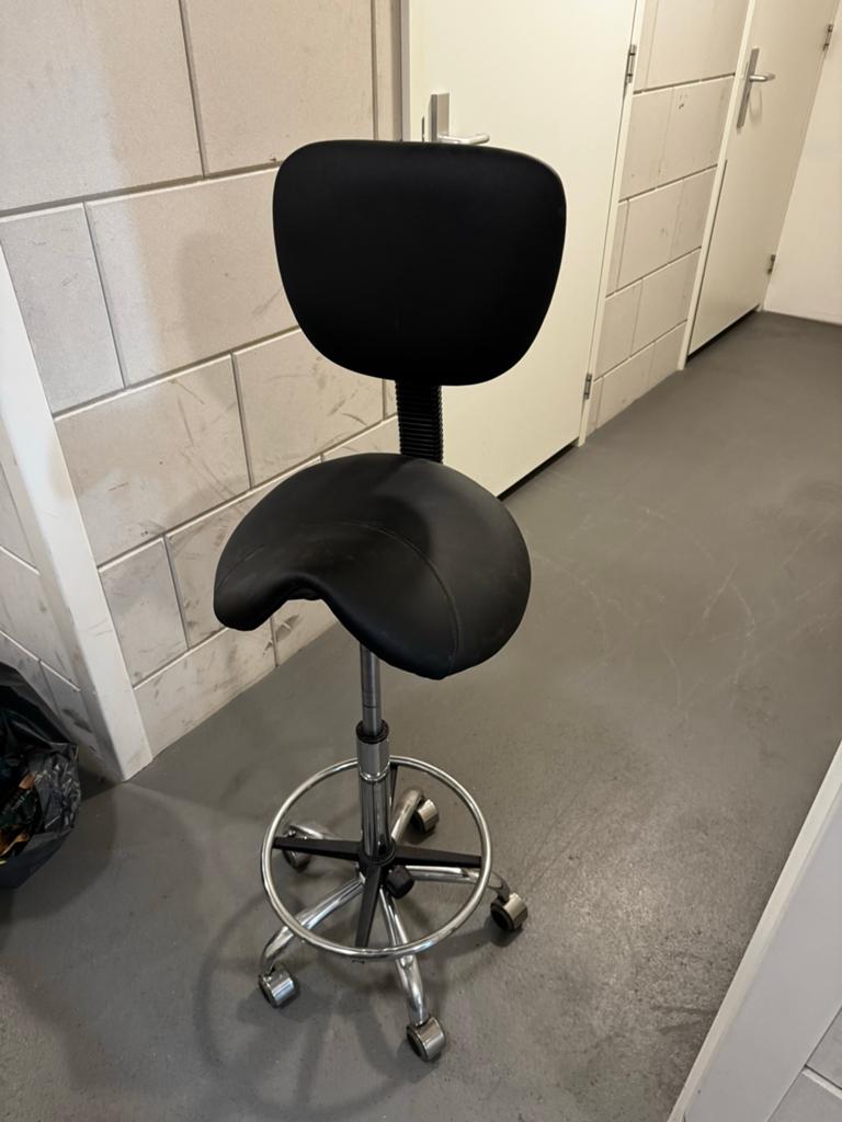 Comfortabele Kappersstoel met Rugleuning en Wielen, Huis en Inrichting, Bureaustoelen, Ophalen, Gebruikt
