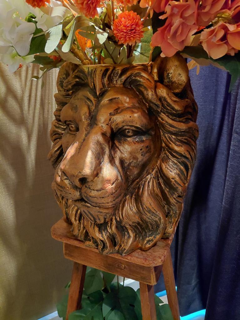 Leeuwenkop vaas (eventueel met kunstbloemen), Ophalen, Zo goed als nieuw, Overige kleuren, Kunststof