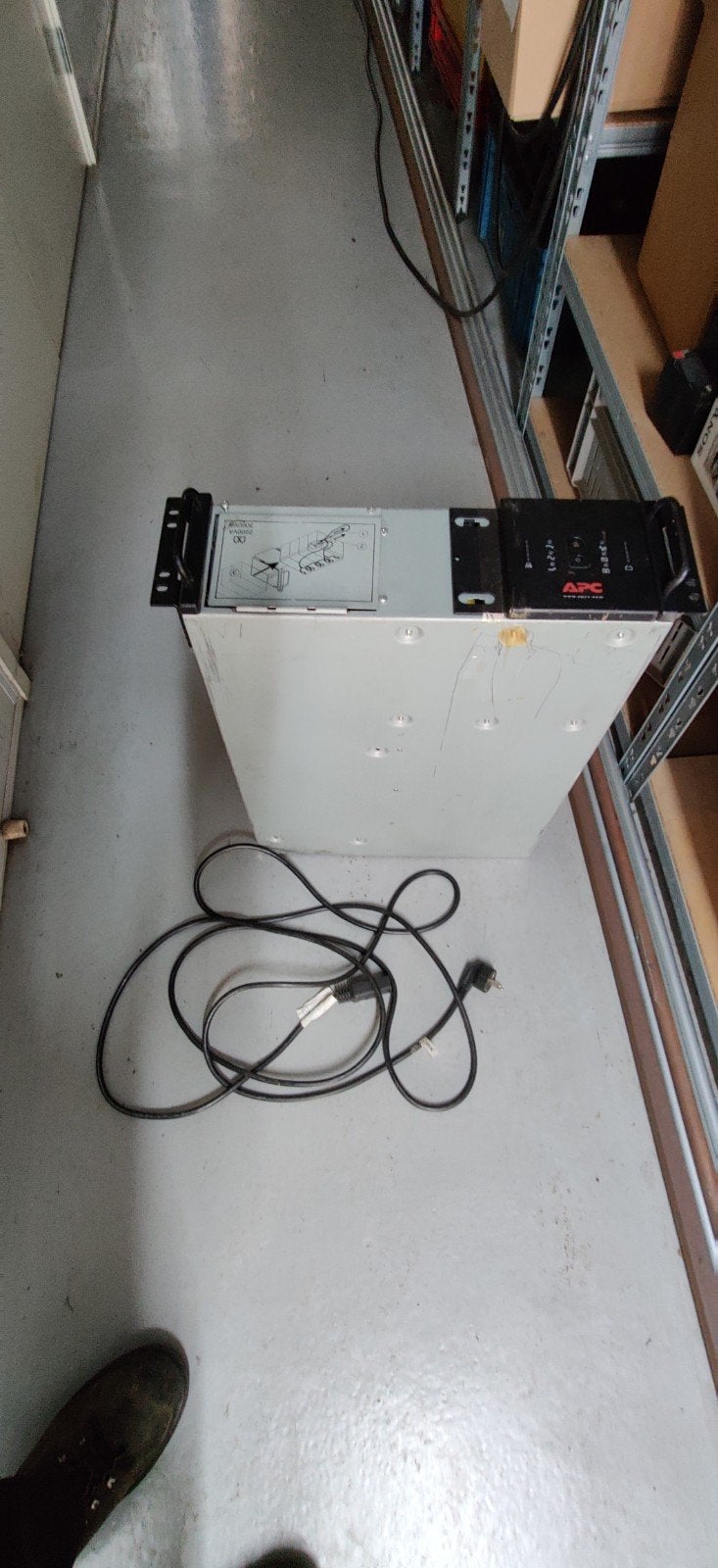 APC Smart-UPS SU3000R3IBX135 - Accu's te vervangen, Ophalen, Gebruikt